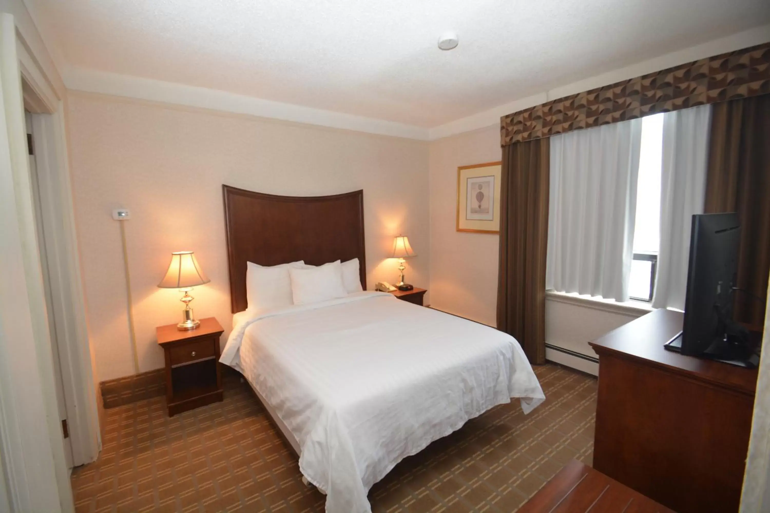 Bed in Prince Arthur Waterfront Hotel & Suites