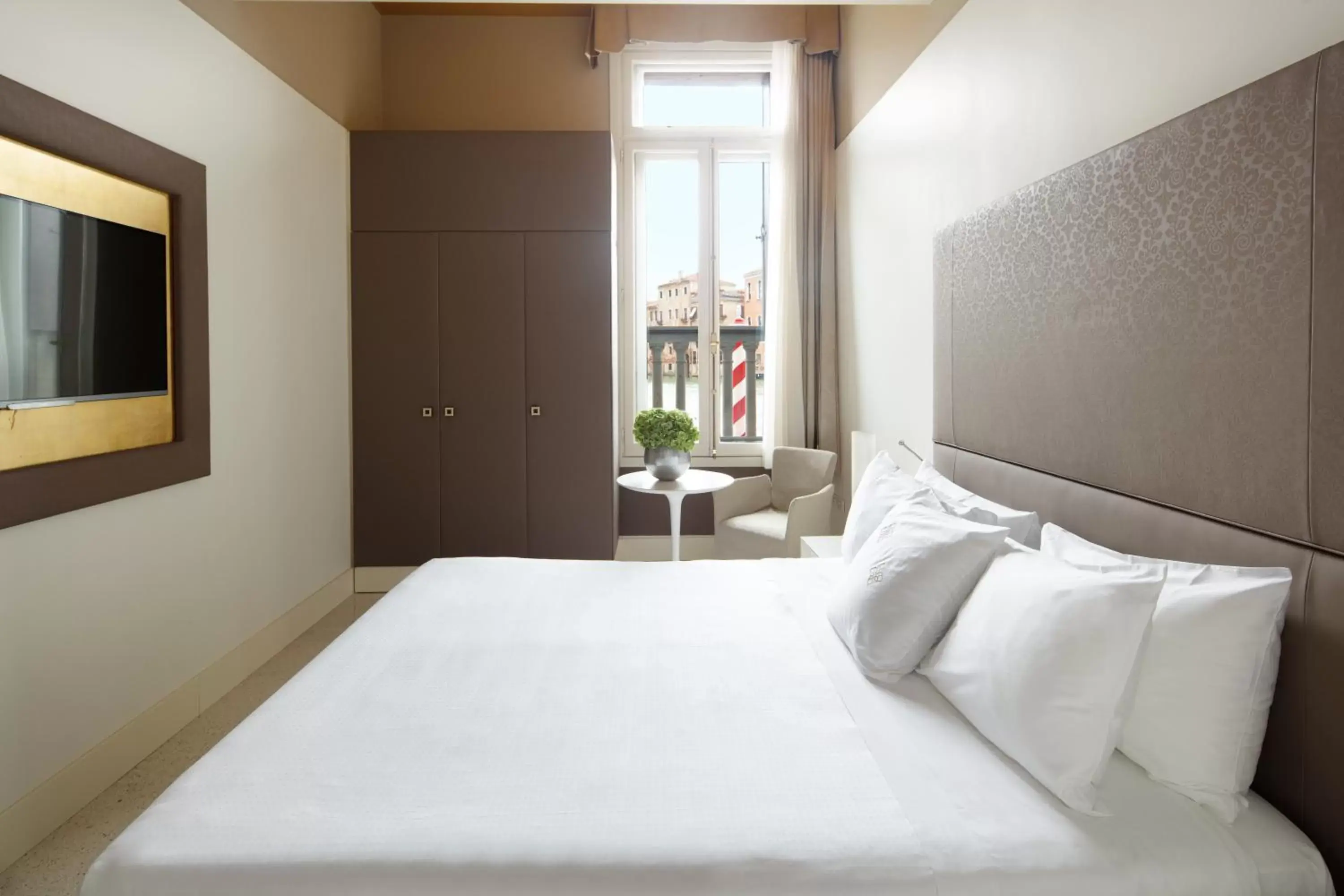 Bed in Palazzo Barocci Bed in Palazzo Barocci