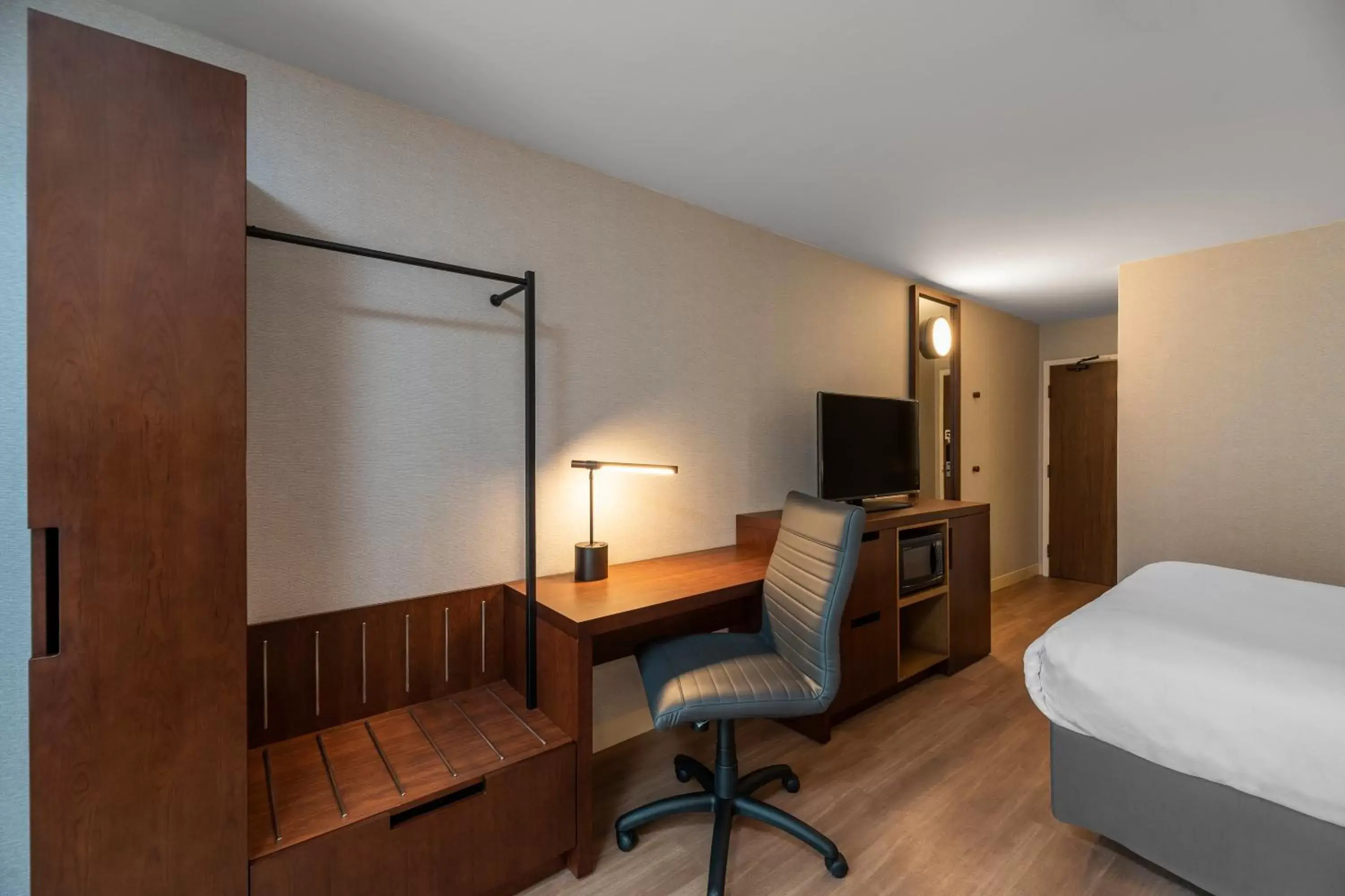 Guests, TV/Entertainment Center in Comfort Inn