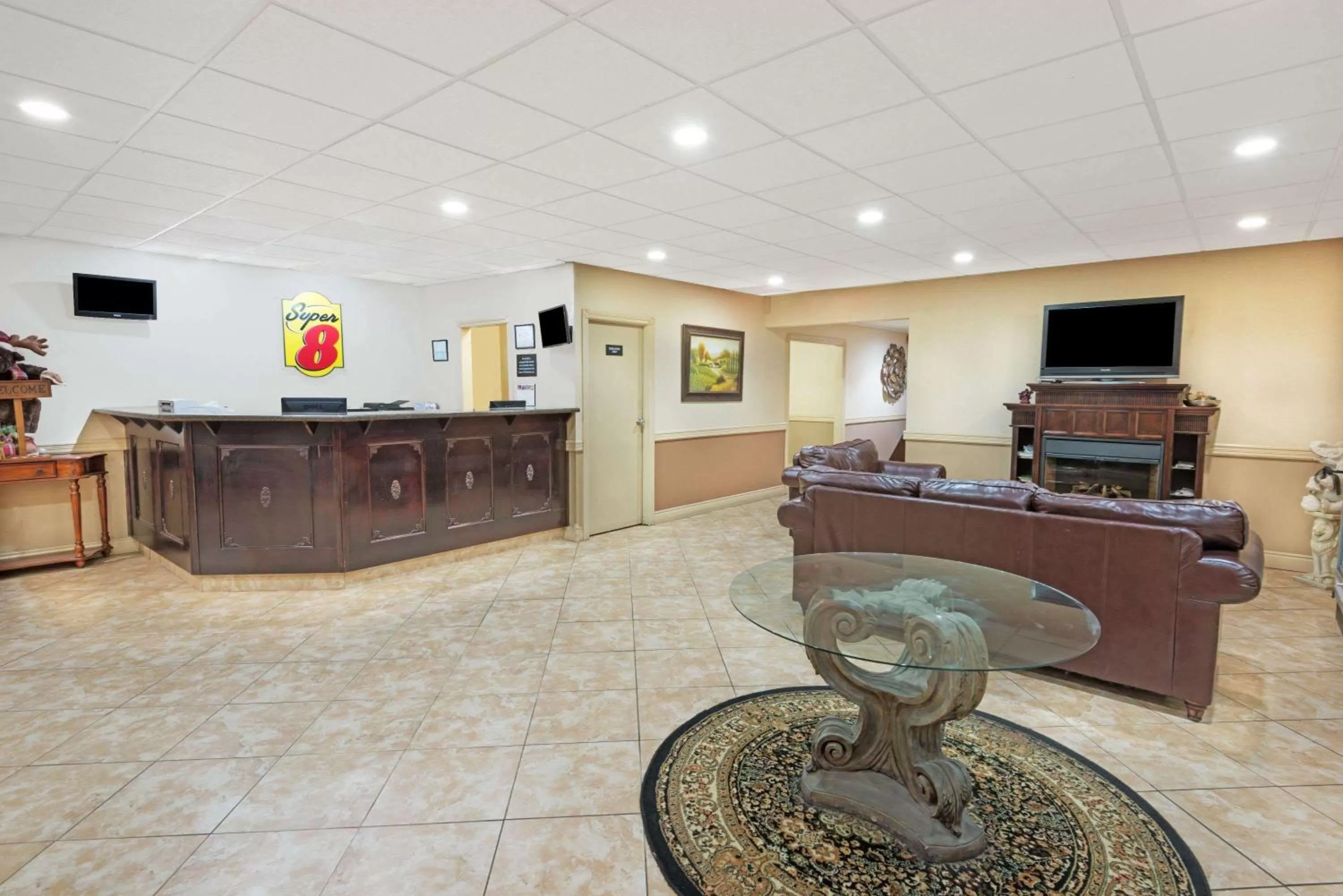 Lobby or reception in Super 8 by Wyndham Cambridge/Kitchener/Waterloo Area