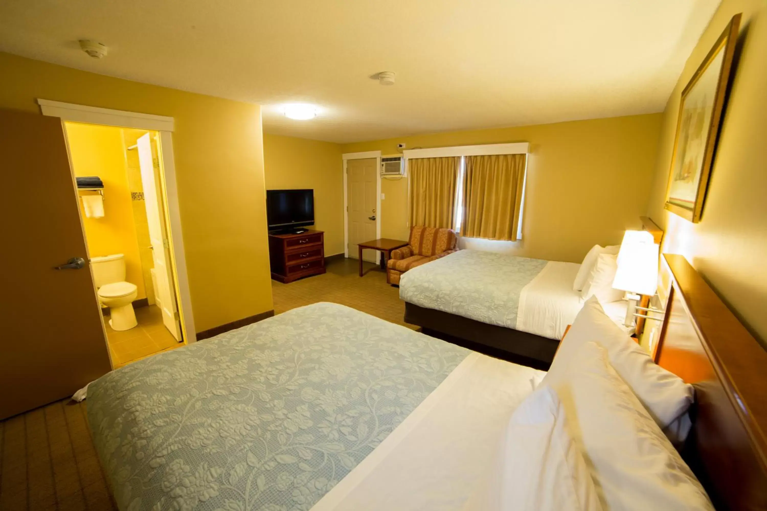 Photo of the whole room, Bed in Midway Motel