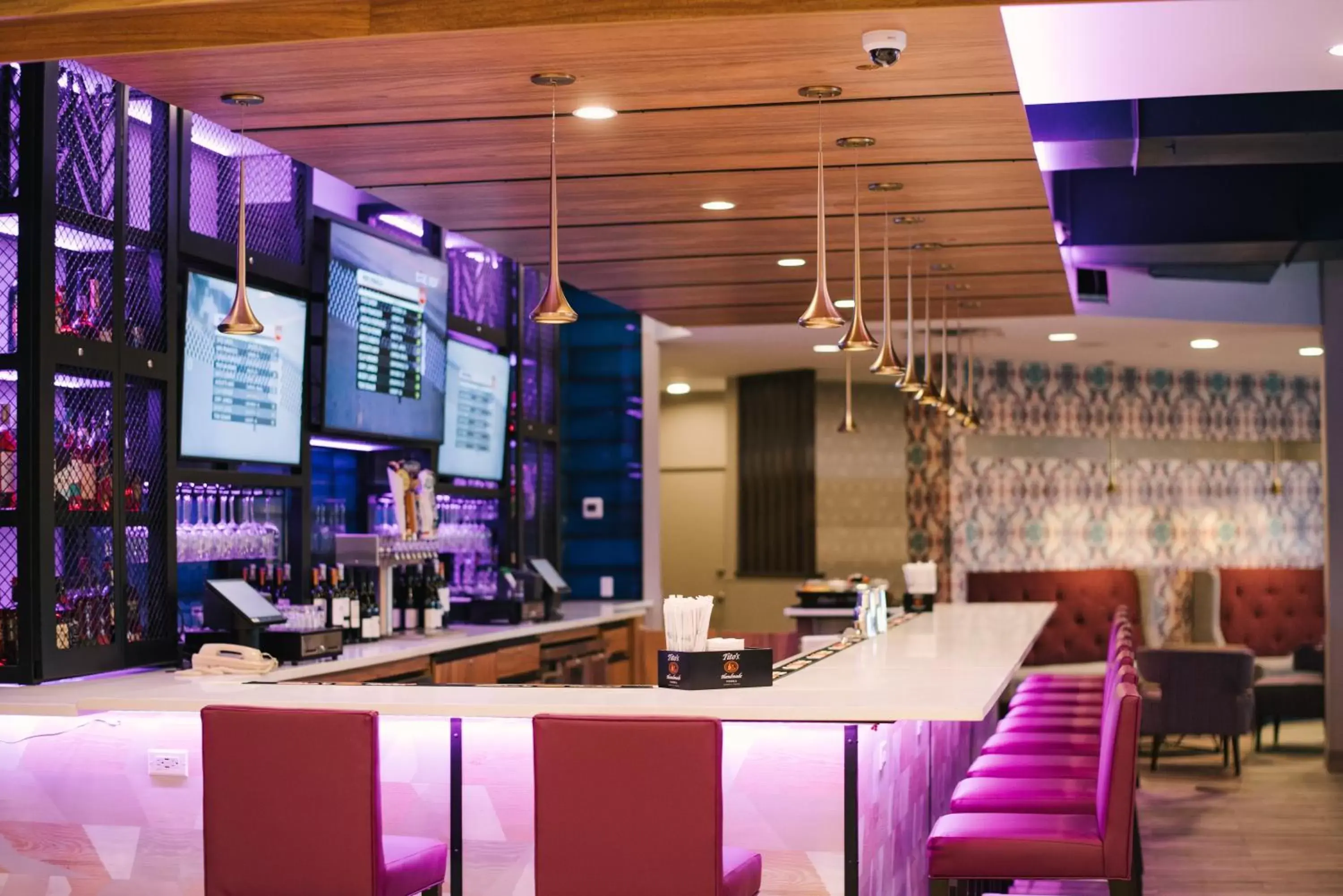 Lounge or bar, Lounge/Bar in Holiday Inn Philadelphia-Cherry Hill, an IHG Hotel