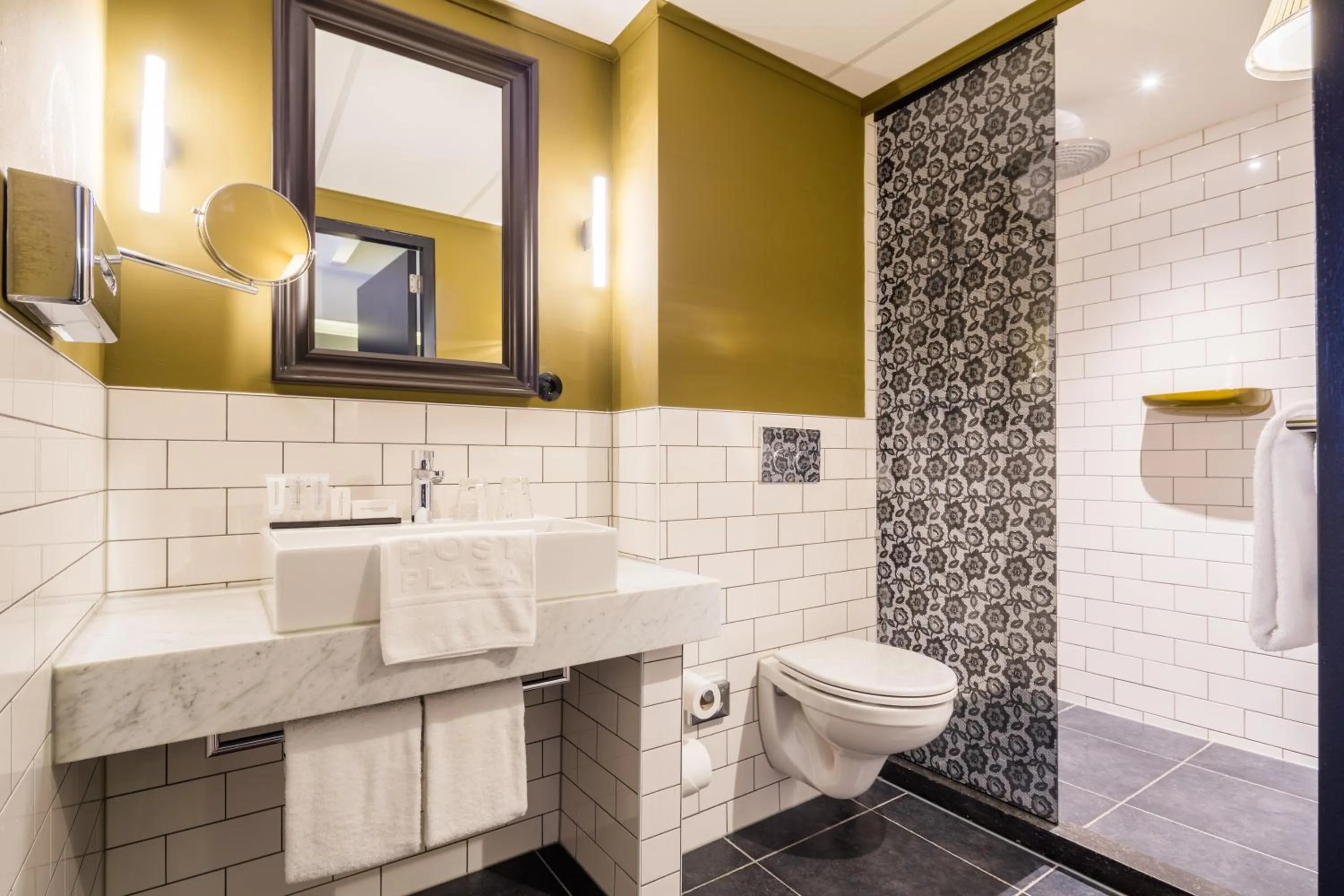 Bathroom in Post-Plaza Hotel & Grand Café