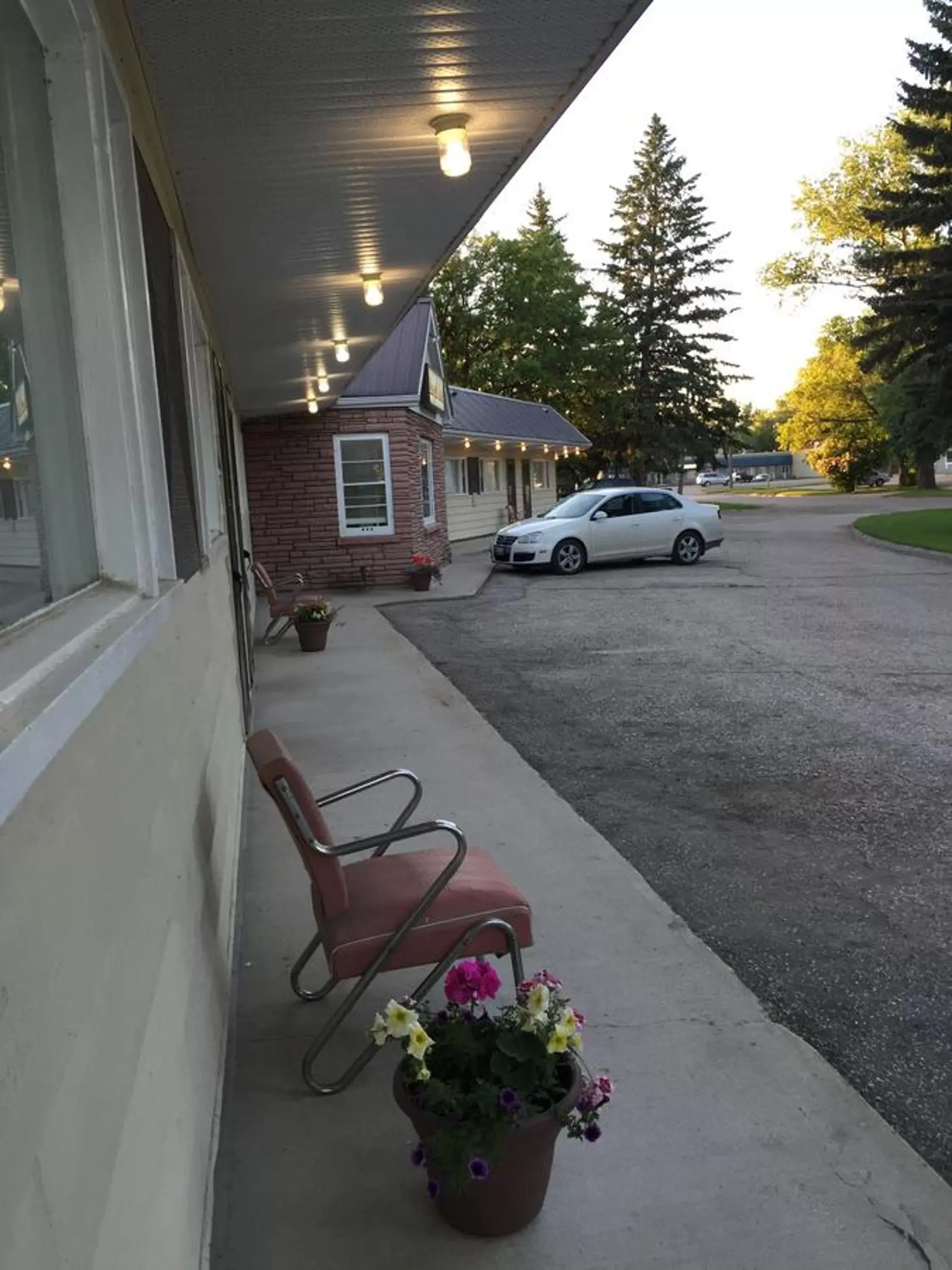 Property building, Balcony/Terrace in Yellow Quill Motel