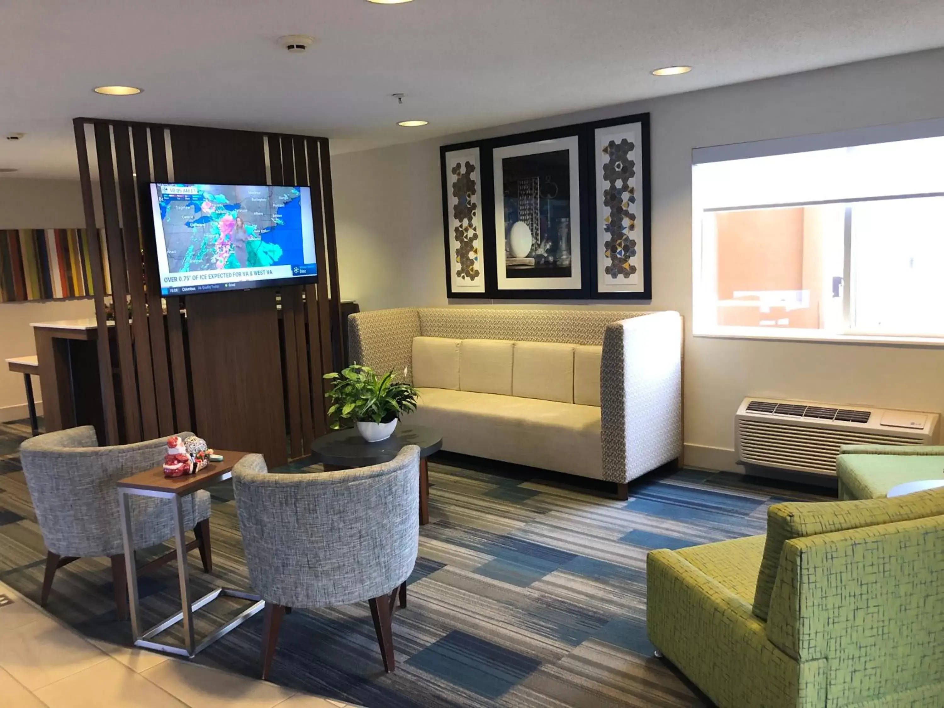 Communal lounge/ TV room, Lobby/Reception in Holiday Inn Express Mt. Vernon, an IHG Hotel