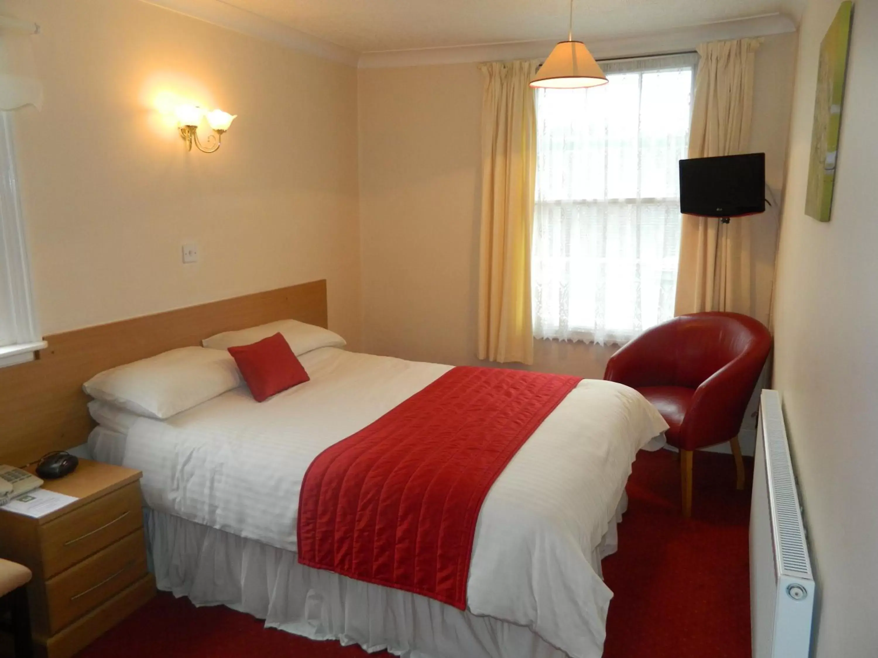 Photo of the whole room, Bed in The Cedars Hotel