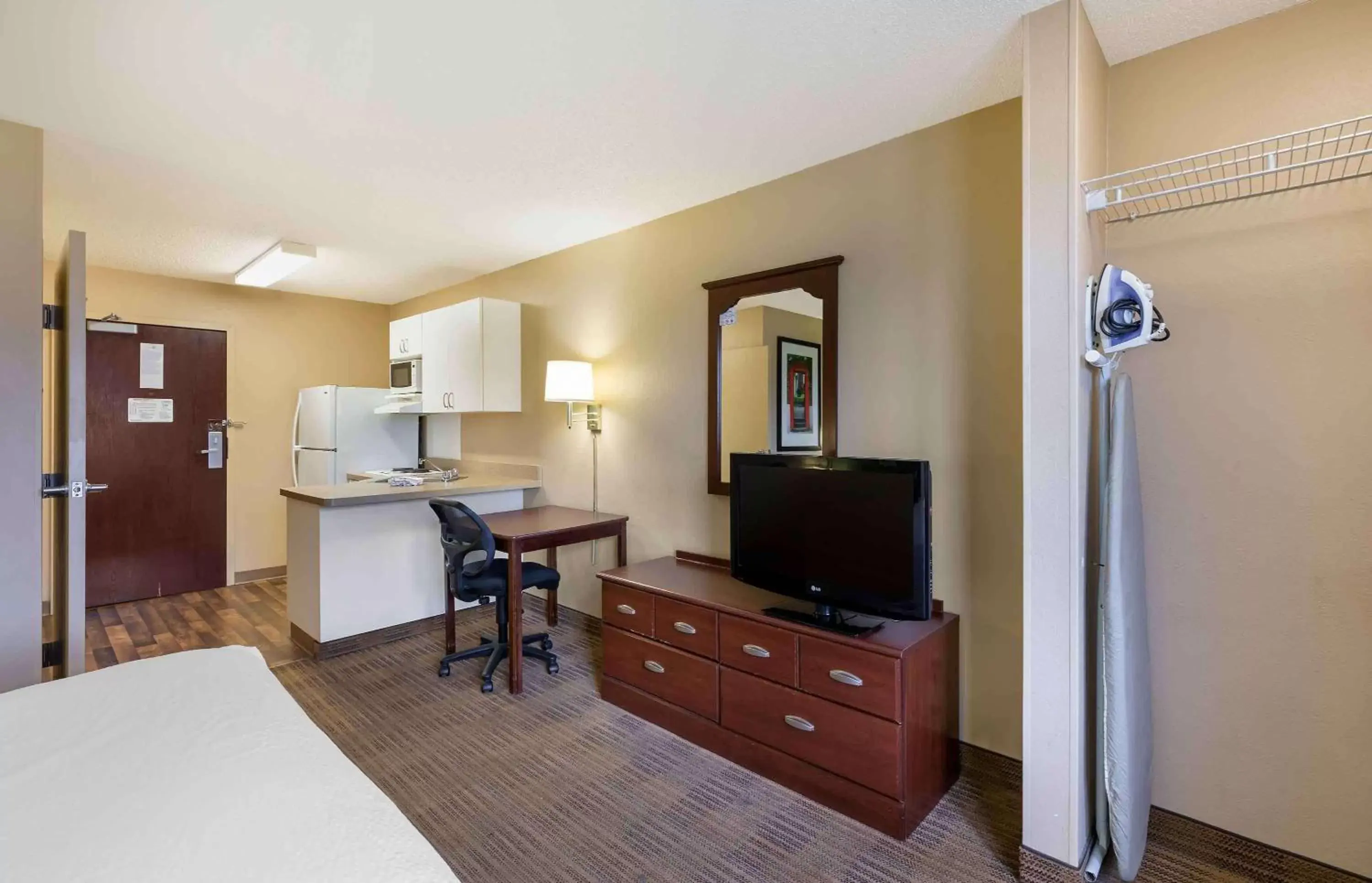 Bedroom, TV/Entertainment Center in Extended Stay America Suites - Cleveland - Brooklyn