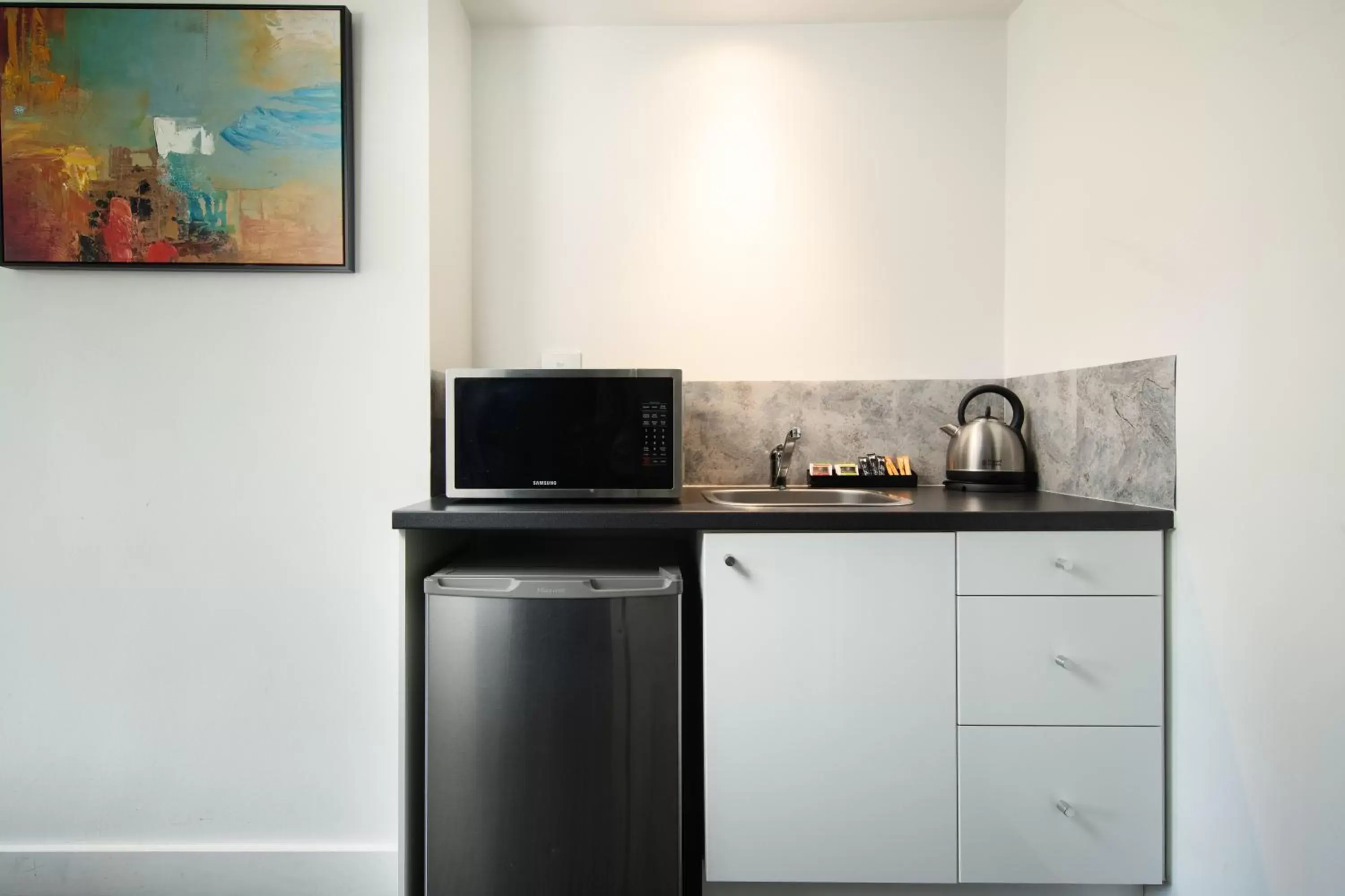 Kitchen or kitchenette, Kitchen/Kitchenette in Comfort Hotel East Melbourne