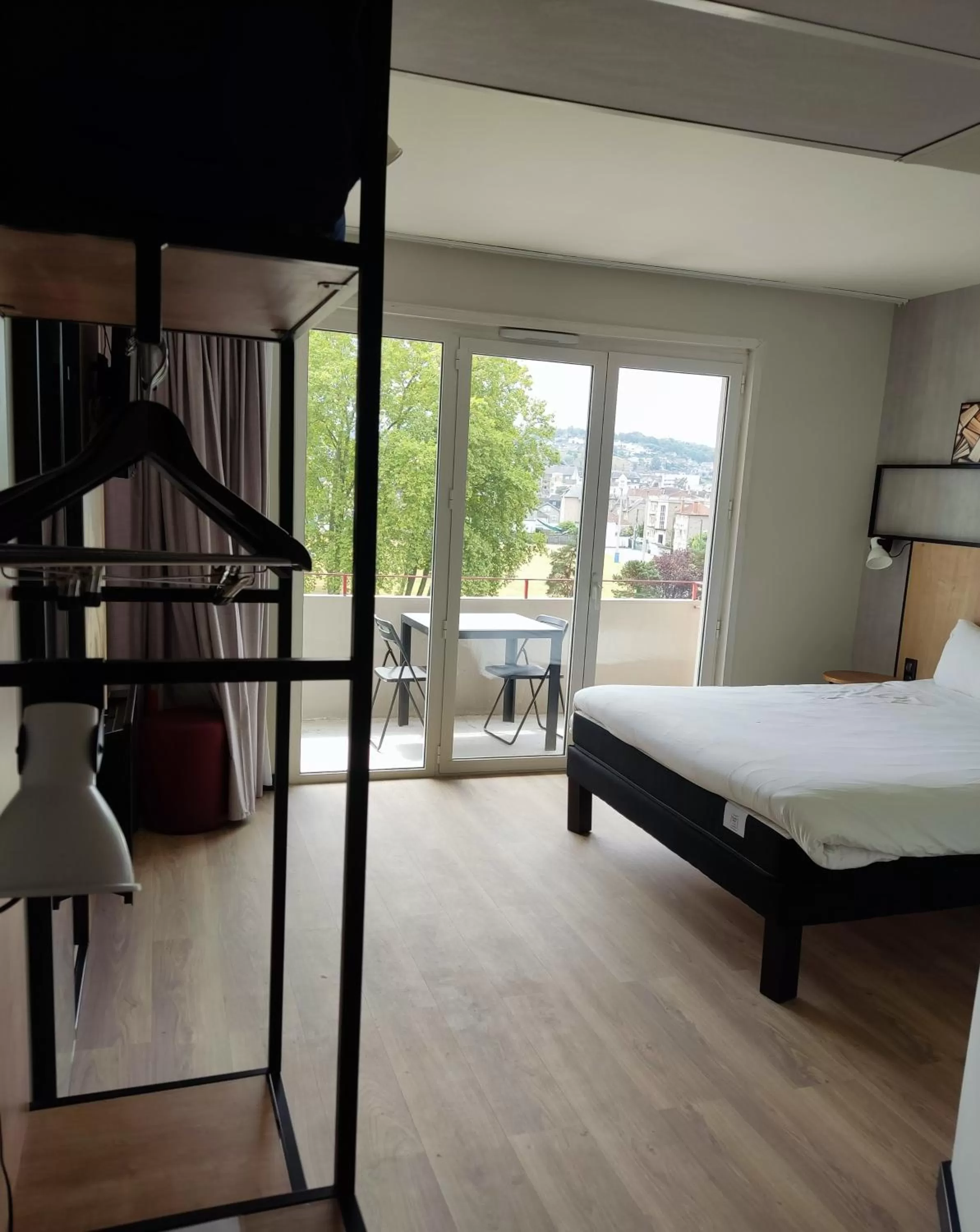 Balcony/Terrace, Bed in Ibis Brive Centre