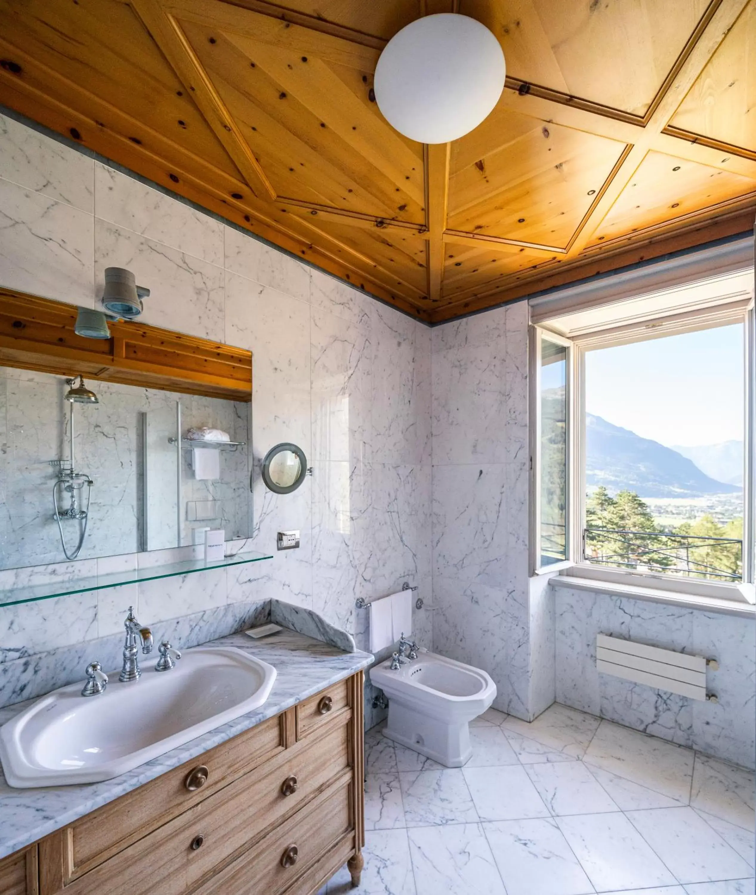 Bathroom in QC Terme Grand Hotel Bagni Nuovi