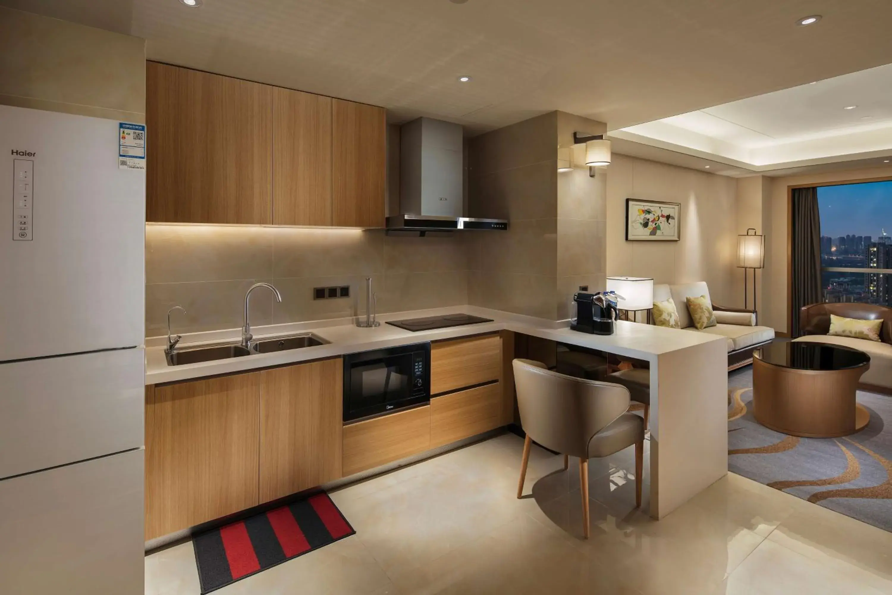 Bedroom, Kitchen/Kitchenette in DoubleTree by Hilton Chengdu Longquanyi