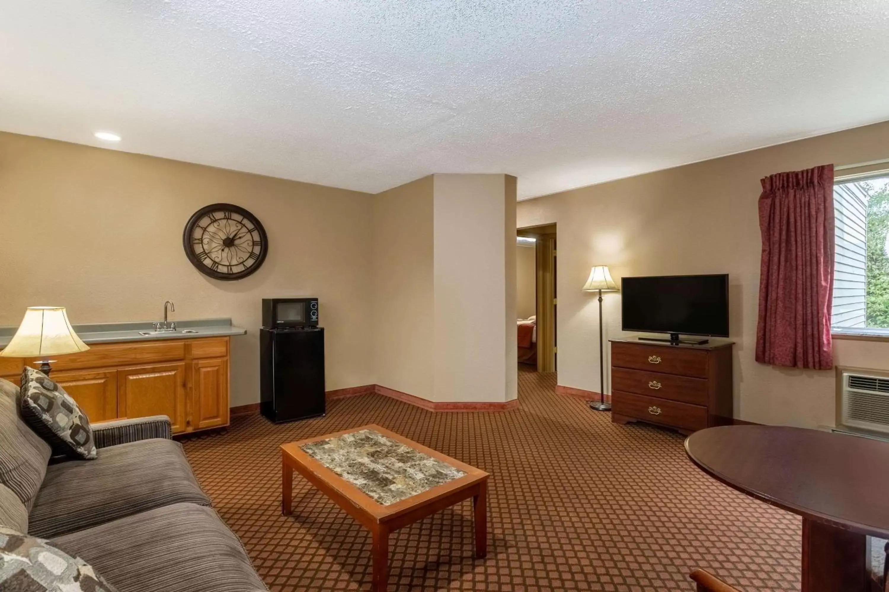 Photo of the whole room, Seating Area in Super 8 by Wyndham Marysville/Port Huron Area