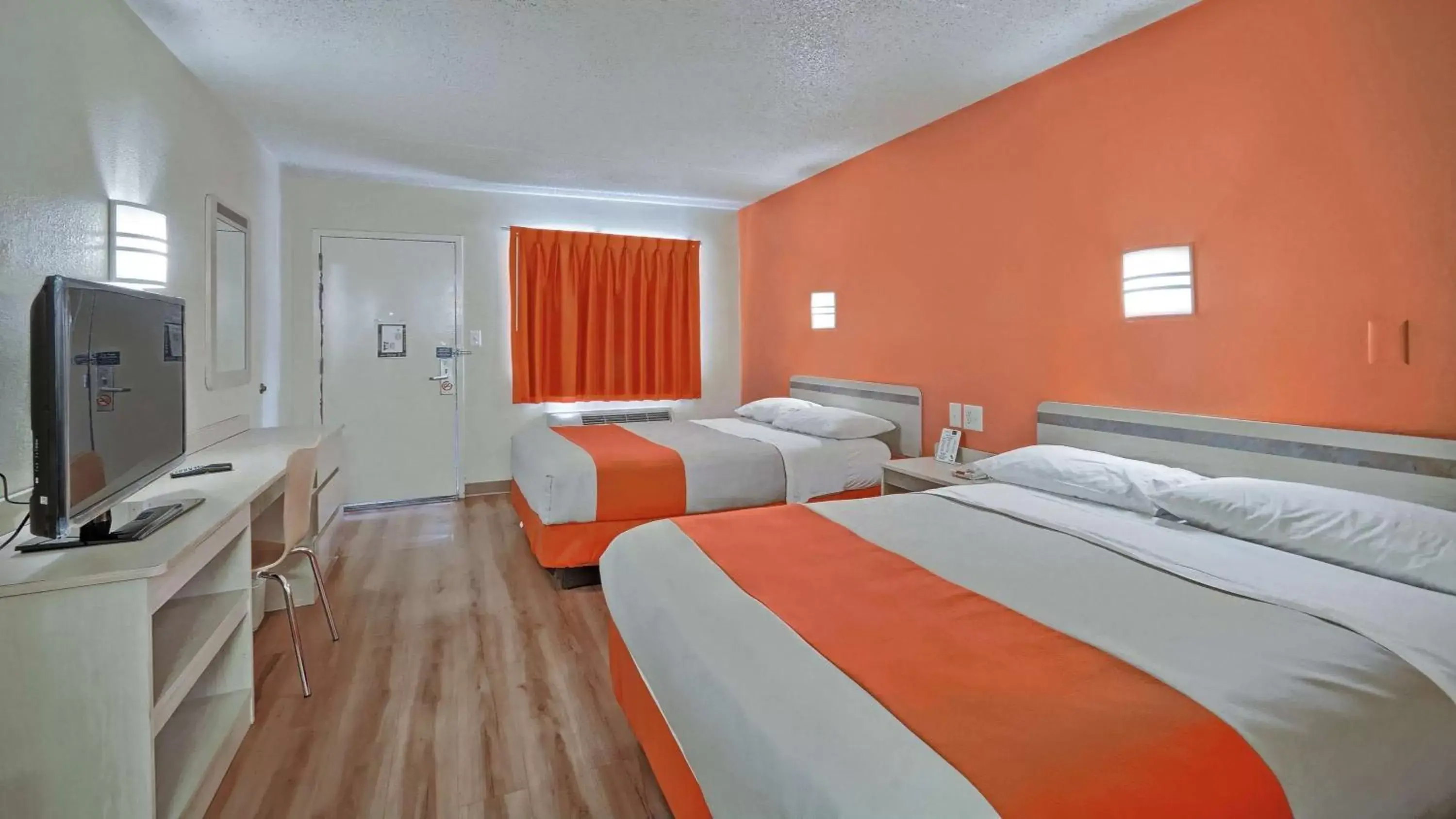 Bedroom in Motel 6-Maple Shade Township, NJ - Philadelphia - Mt Laurel
