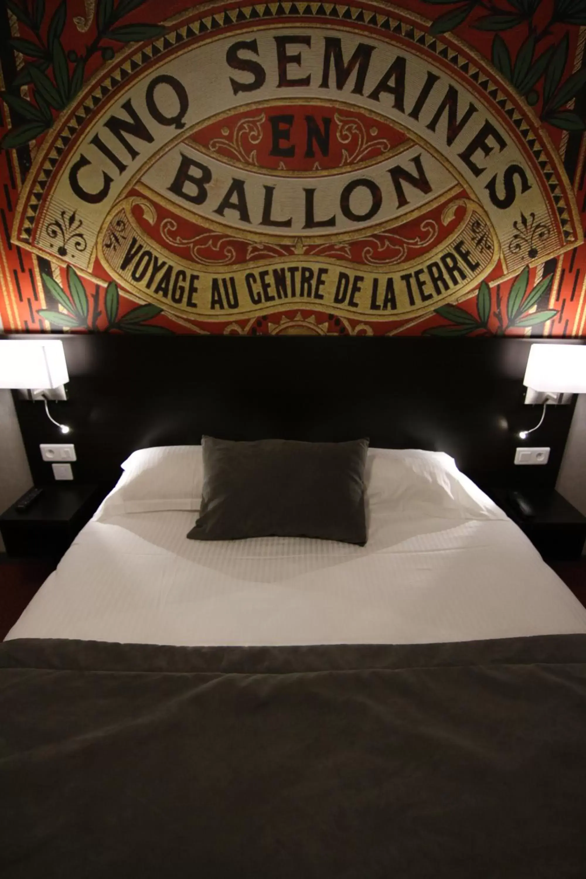 Bed in Logis hôtel - La Chambre D'Amiens