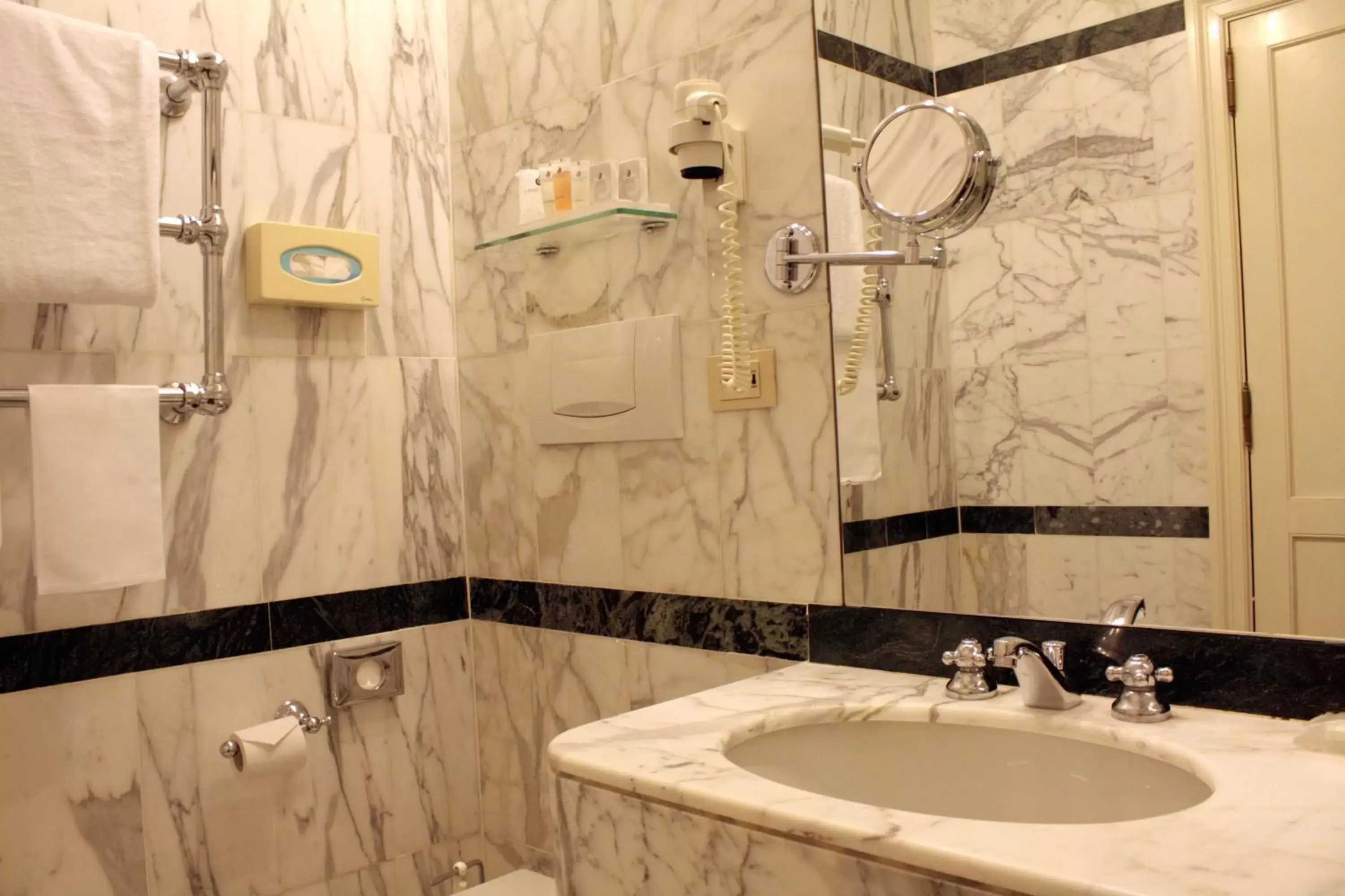 Toilet, Bathroom in Hotel Albani Firenze