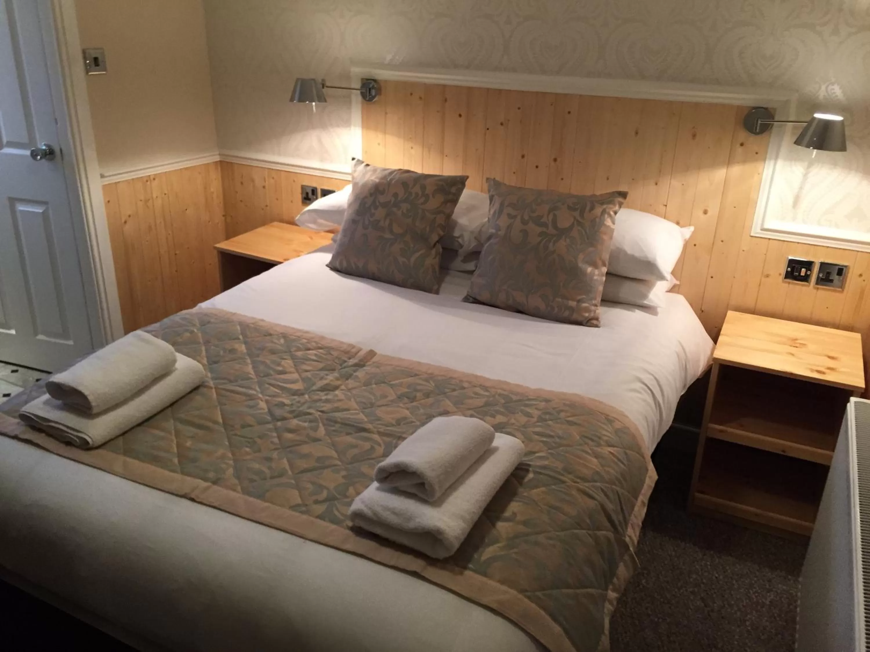 Shower, Bed in Nithsdale Hotel