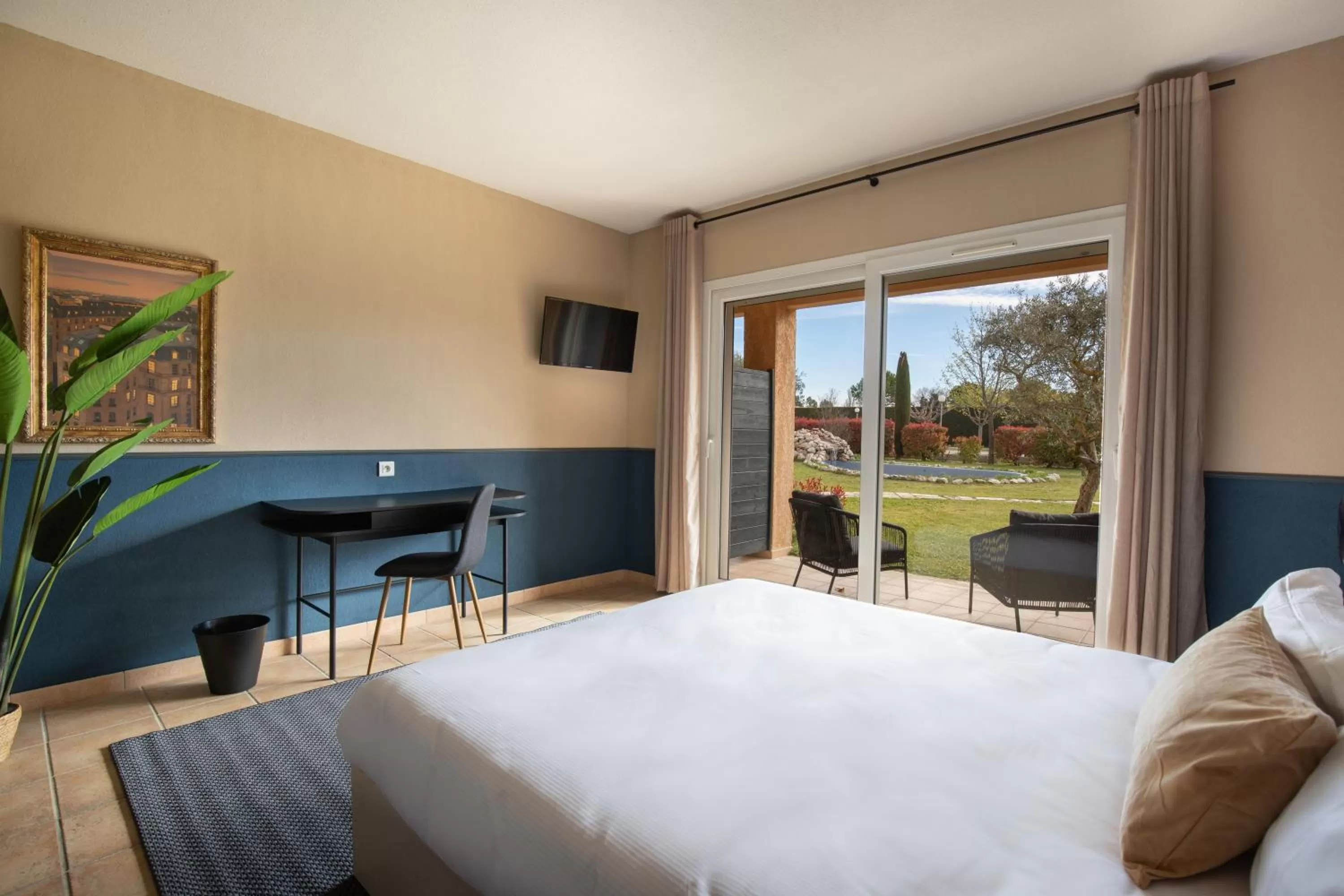 Decorative detail, Bed in Hôtel La Perna