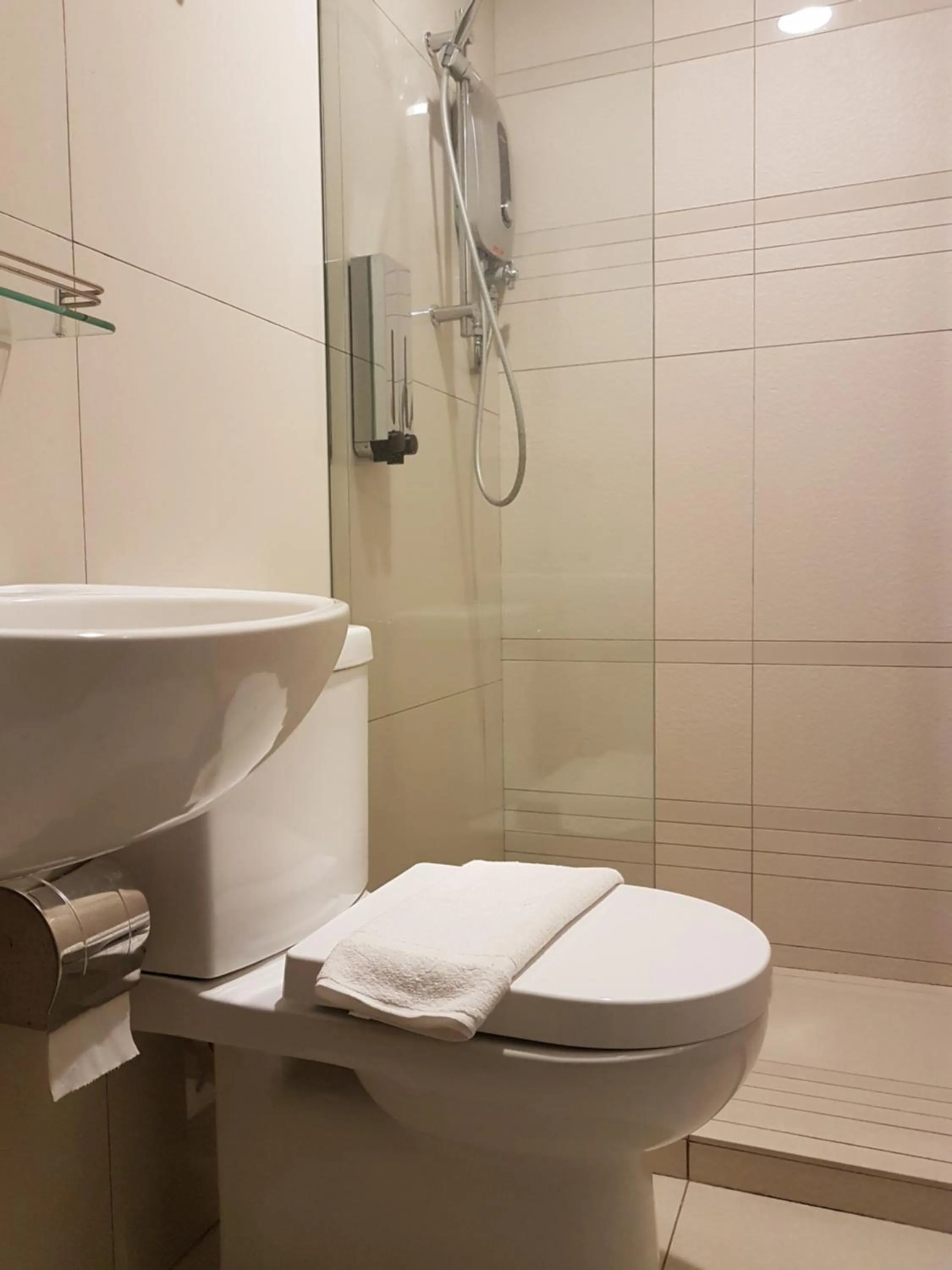 Shower in Hotel 1000 Miles