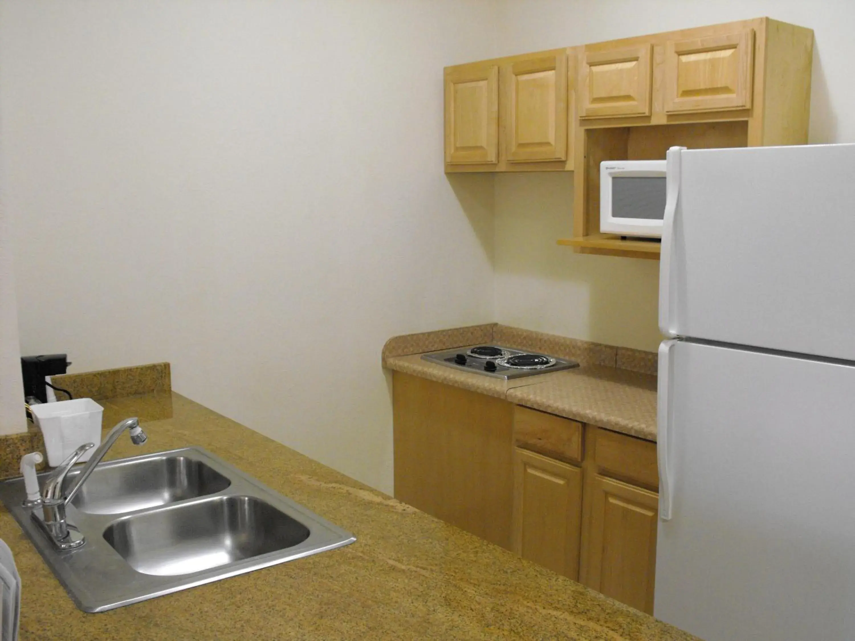 Kitchen or kitchenette, Kitchen/Kitchenette in Americas Best Value Inn Three Rivers