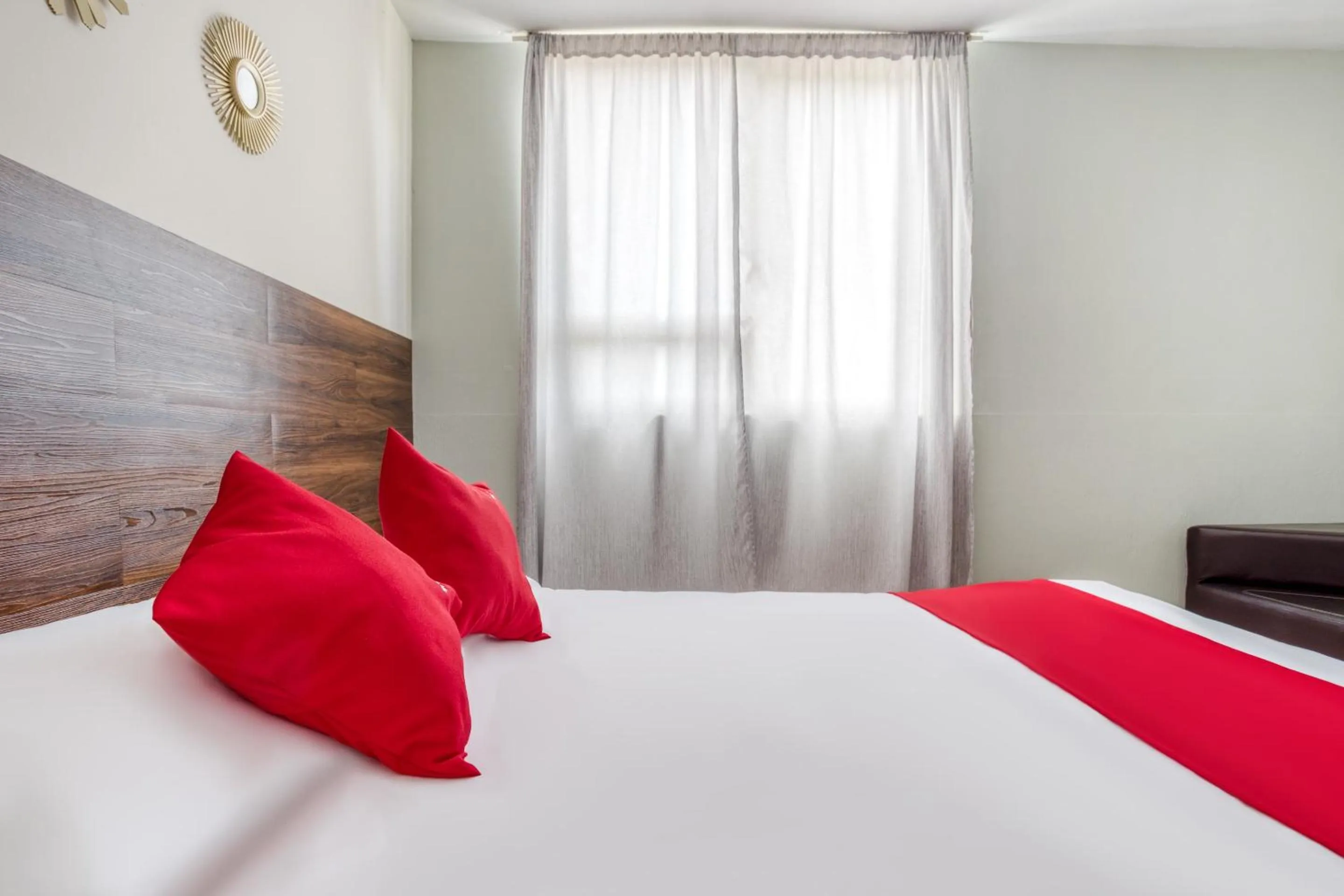 Bedroom, Bed in Hotel Suites Puebla