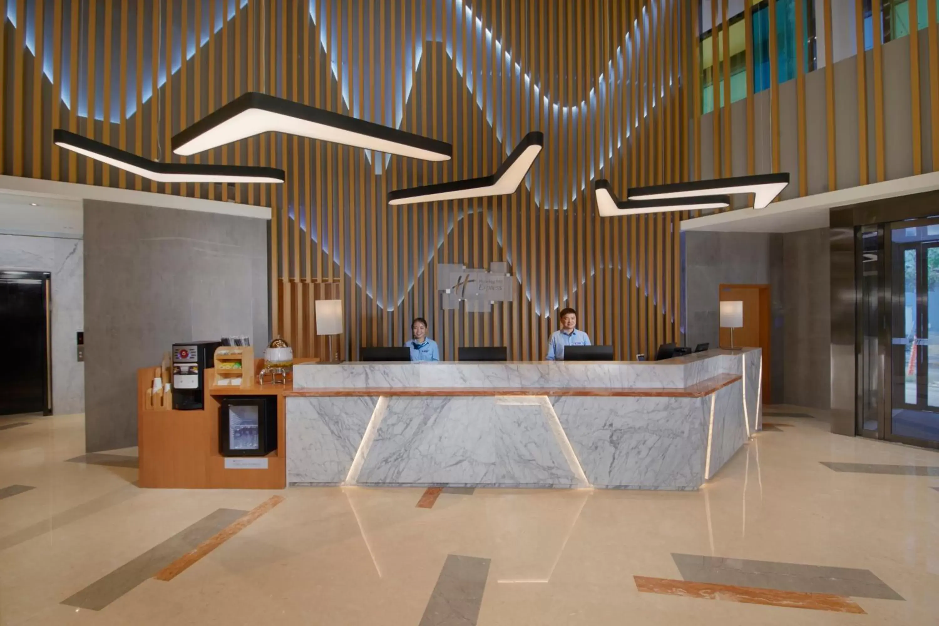Property building in Holiday Inn Express Zhengzhou Zhengdong by IHG Property building in Holiday Inn Express Zhengzhou Zhengdong by IHG