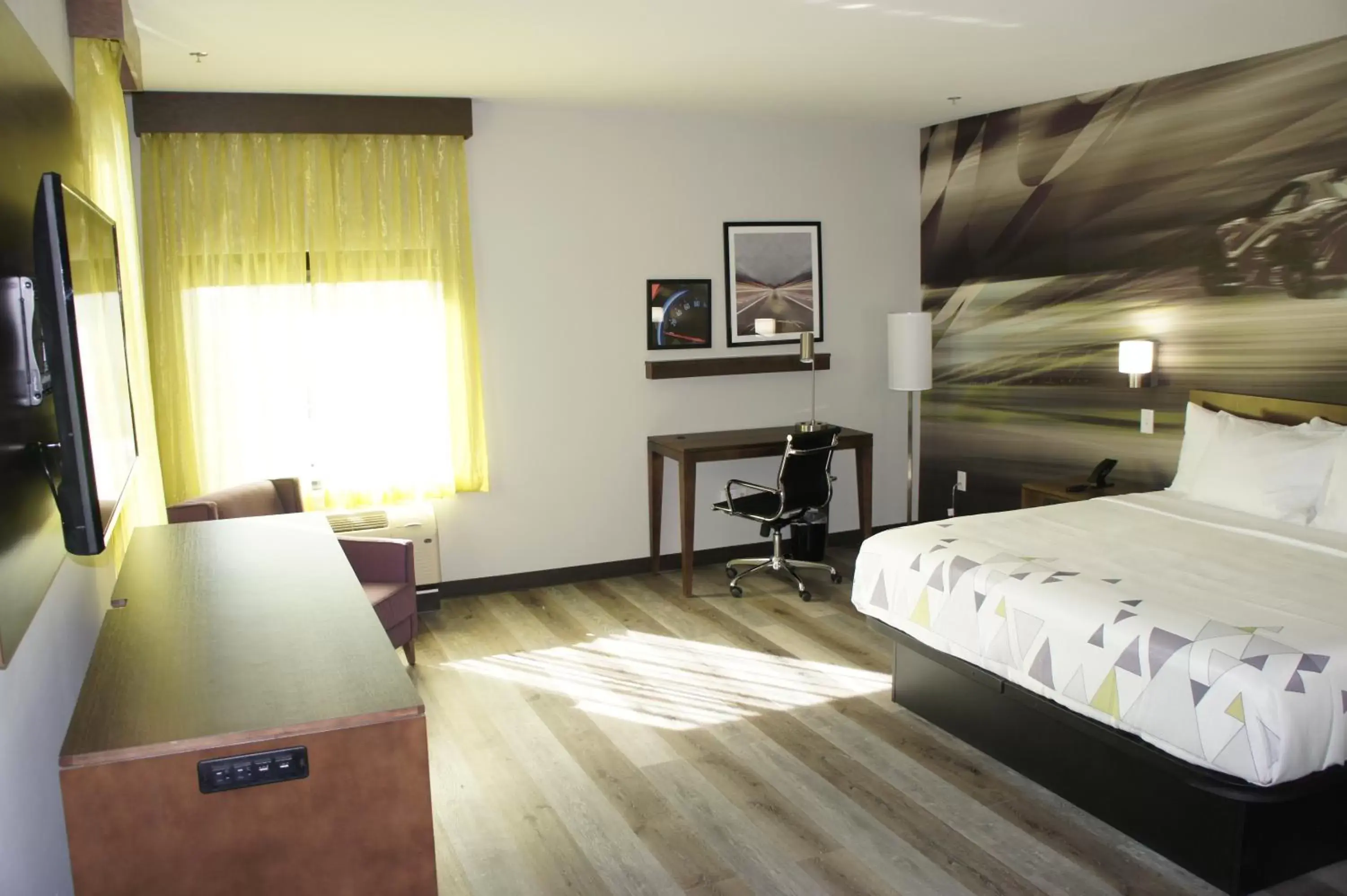 Photo of the whole room, Bed in La Quinta Inn & Suites by Wyndham Braselton