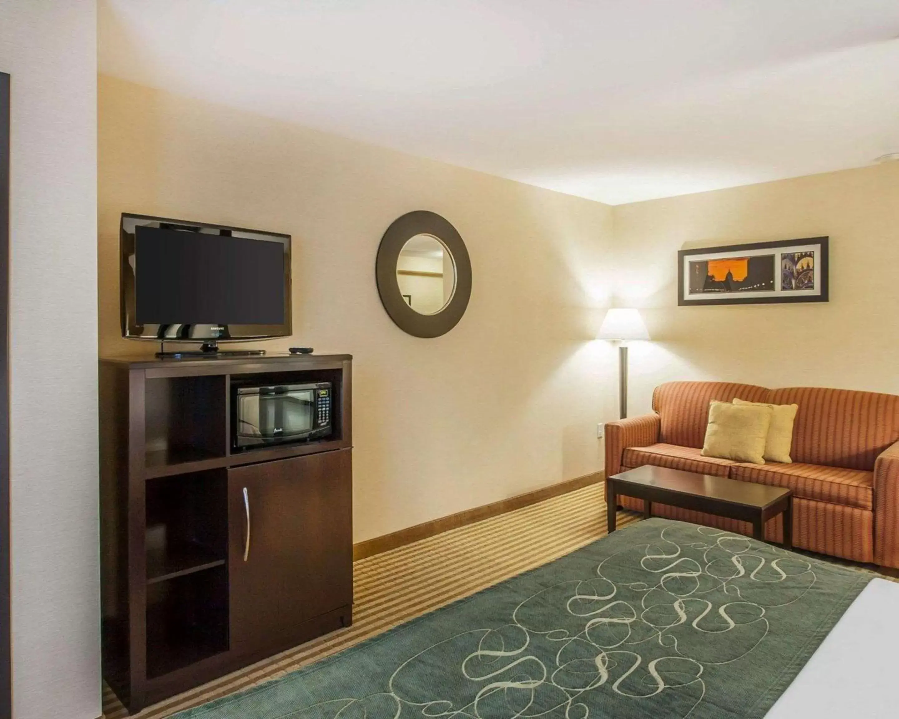 Photo of the whole room, TV/Entertainment Center in Comfort Suites Wenatchee Gateway