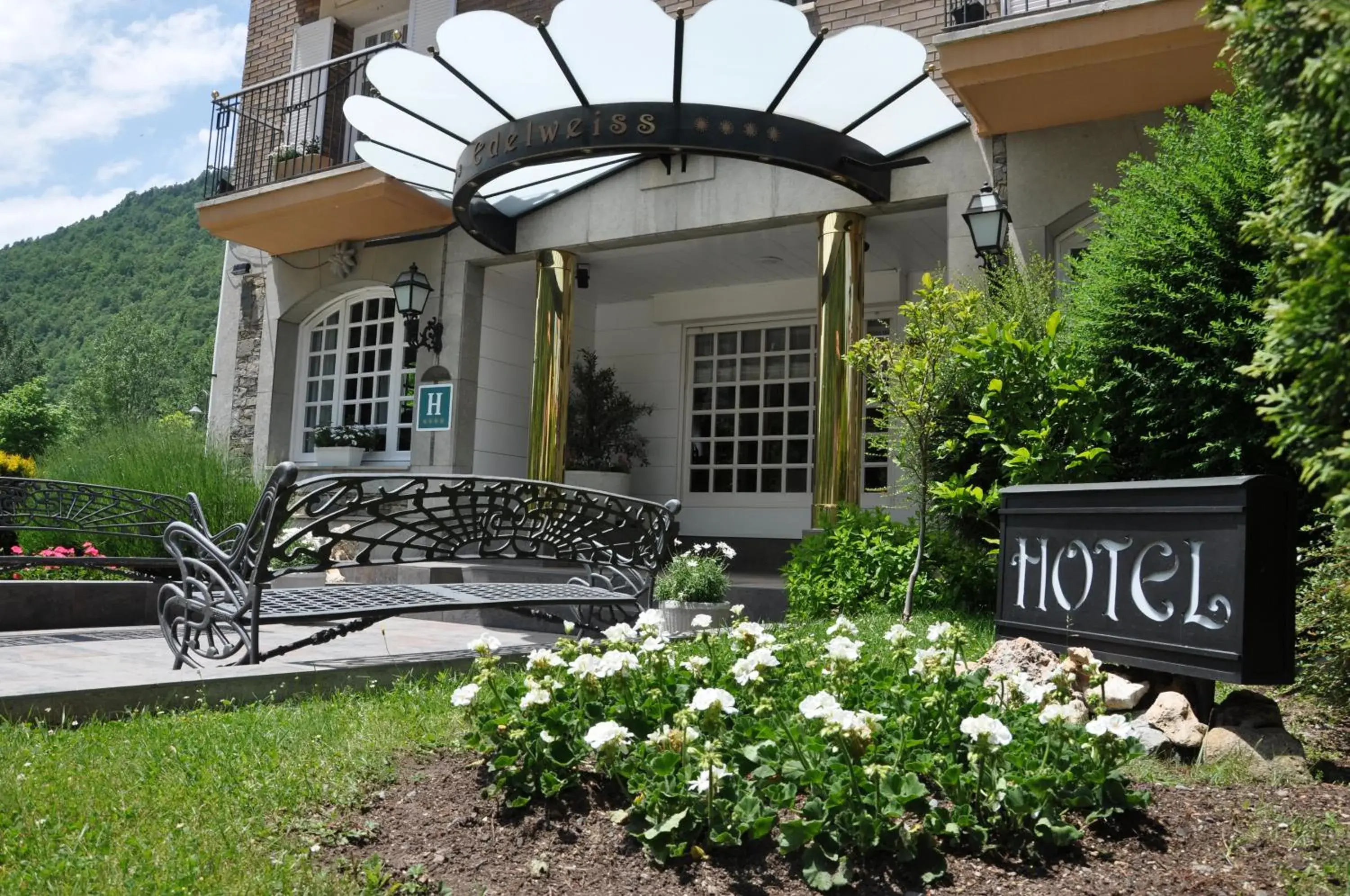 Facade/entrance, Property Building in Hotel Edelweiss