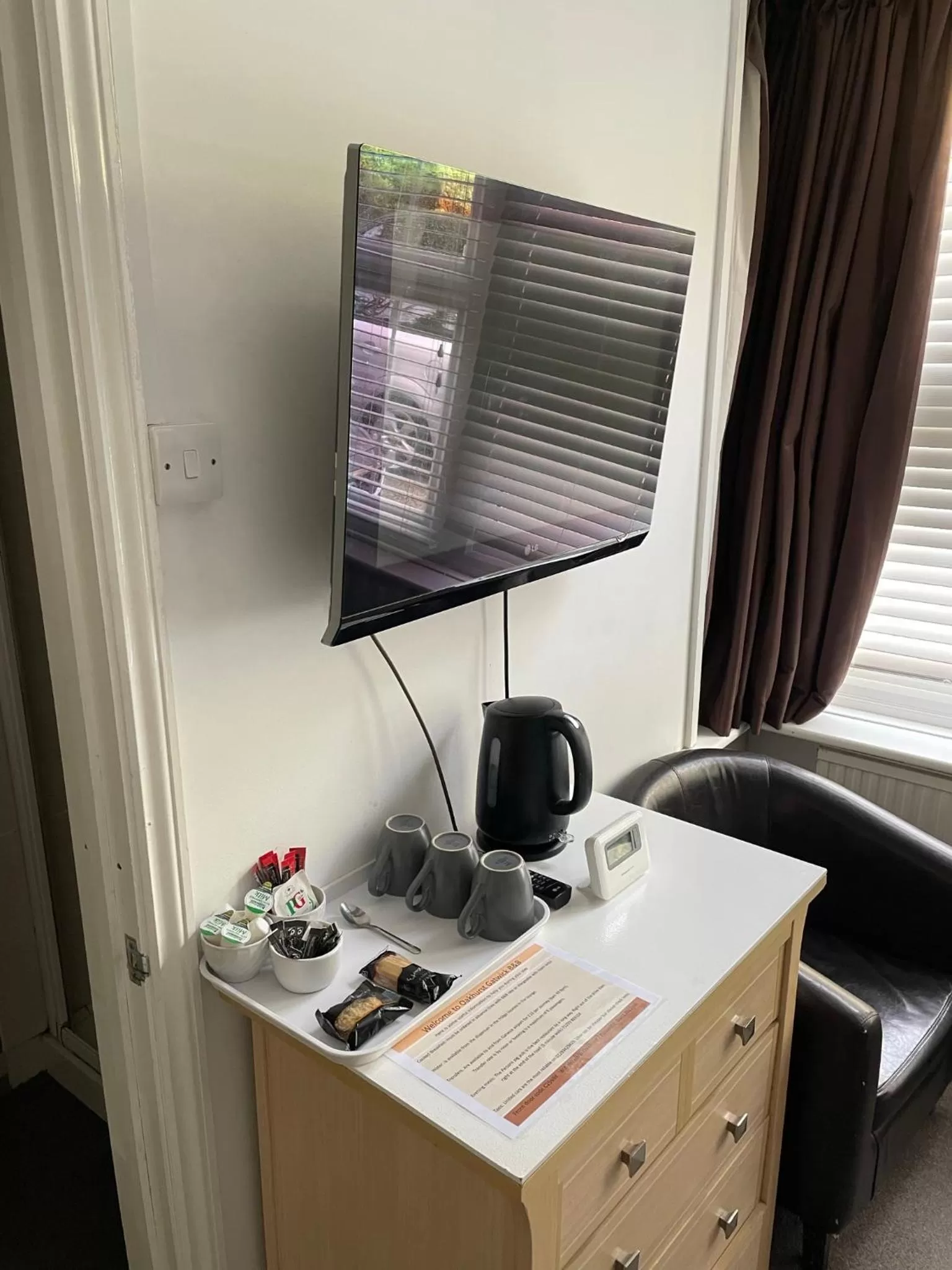 TV and multimedia, TV/Entertainment Center in Oakhurst Gatwick B&B