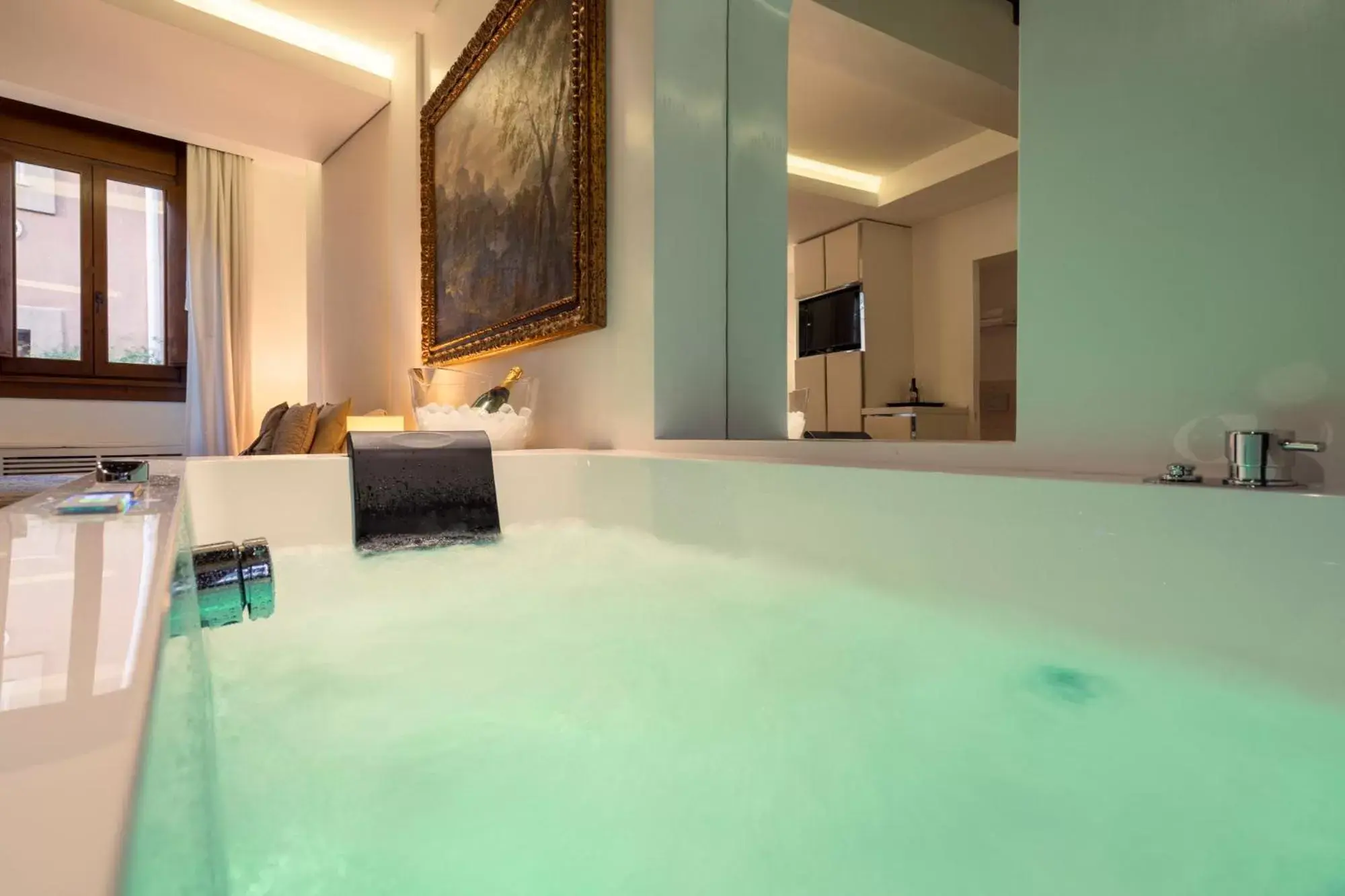 Hot Tub, Bathroom in Gigli D'Oro Suite
