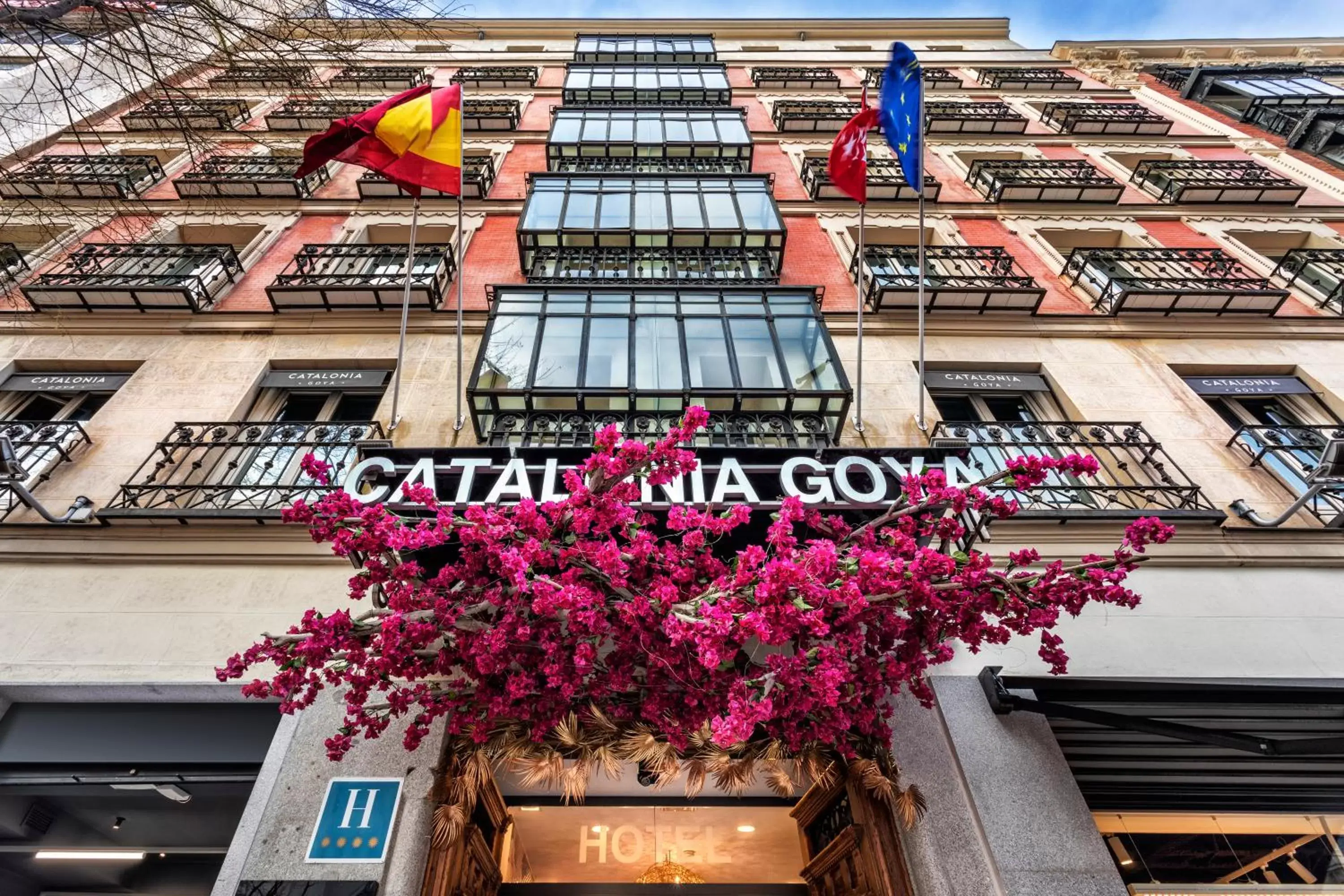 Facade/entrance, Property Building in Catalonia Goya