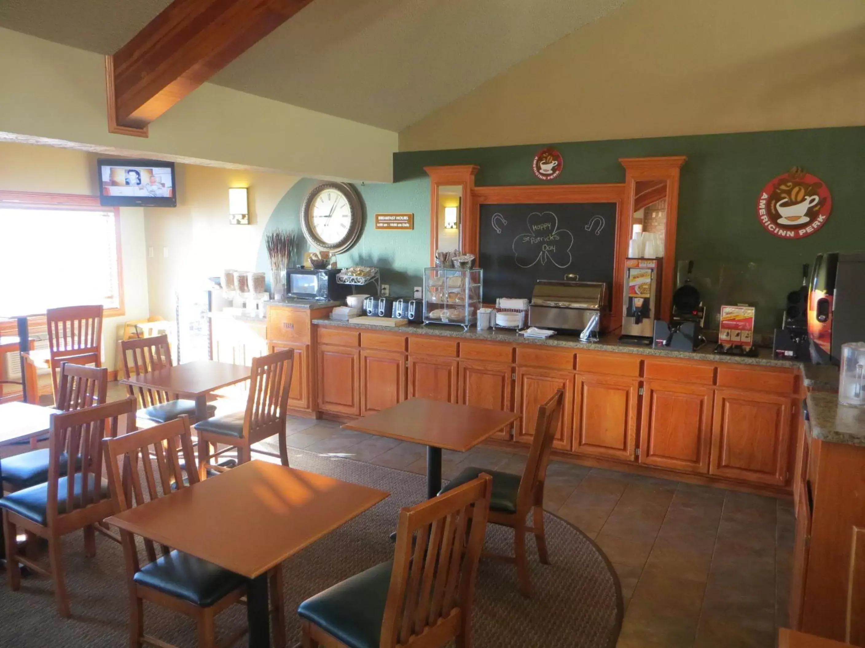 Coffee/tea facilities, Restaurant/Places to Eat in AmericInn by Wyndham Manitowoc