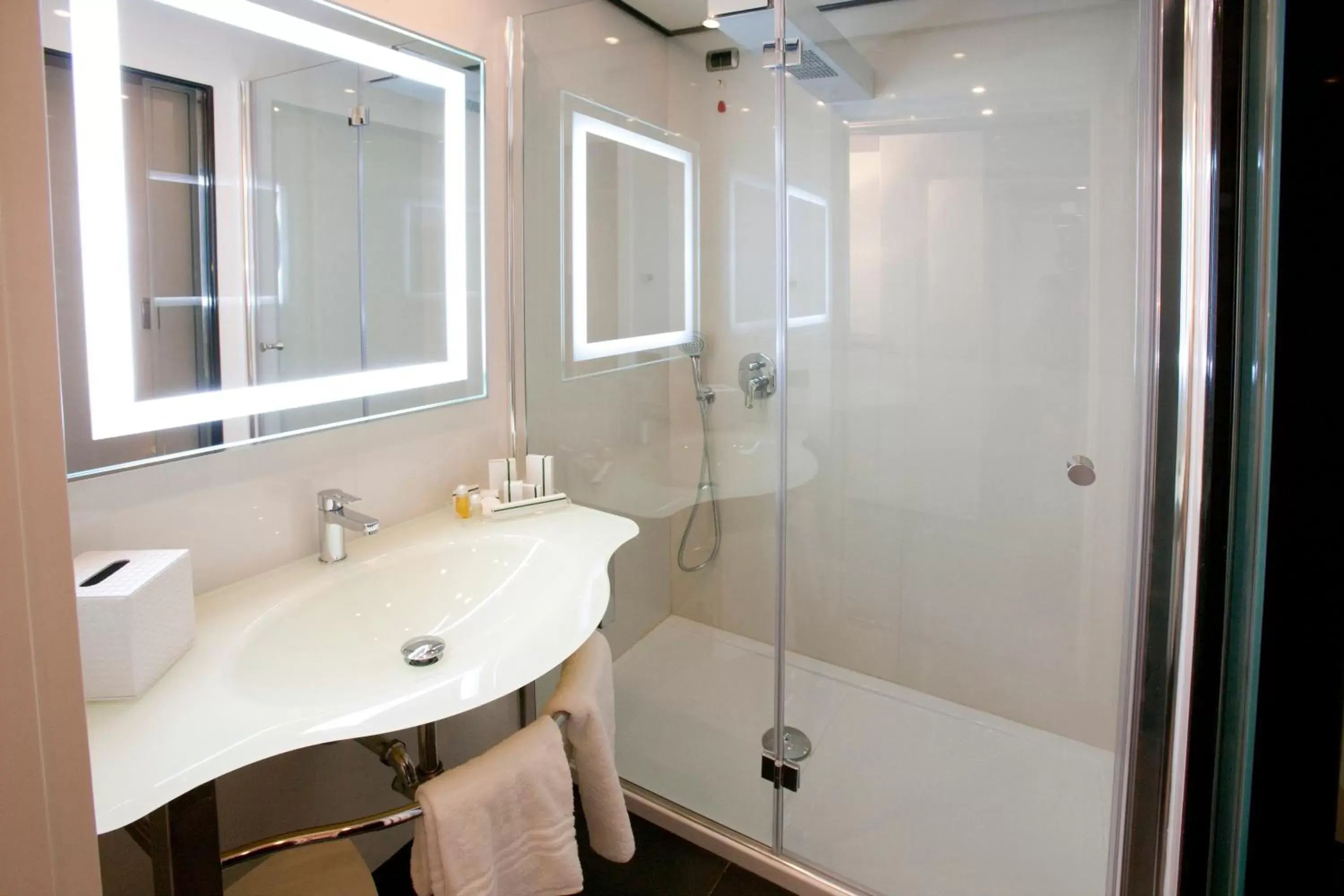 Bathroom in Palace Hotel Legnano