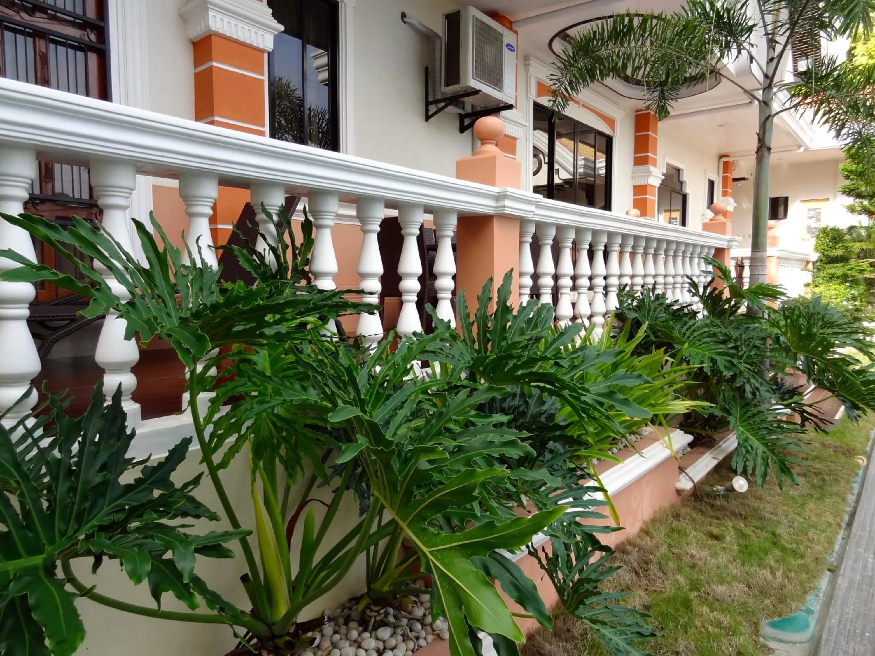 The Executive Villa Inn & Suites