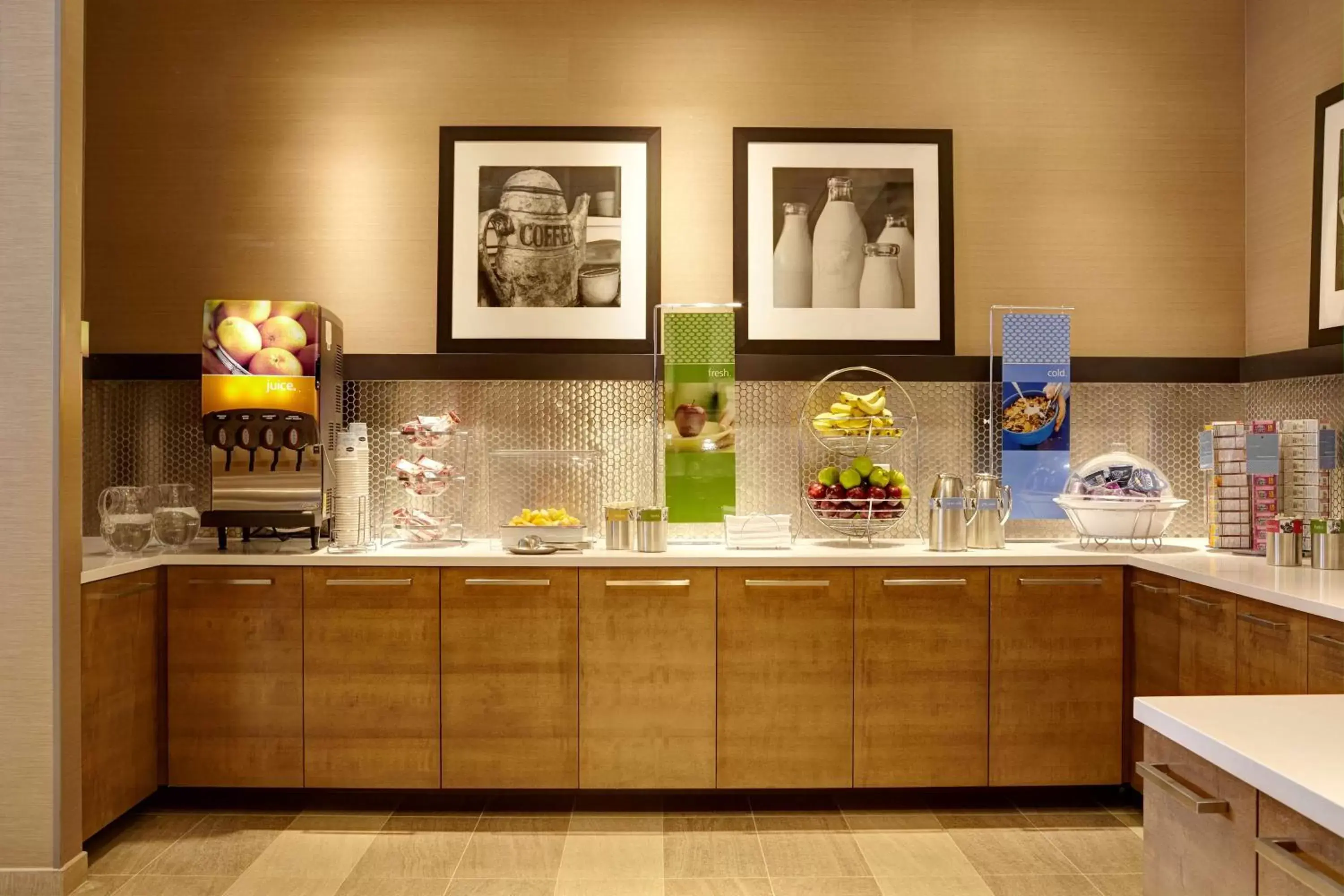 Dining area in Hampton Inn Brooklyn Downtown