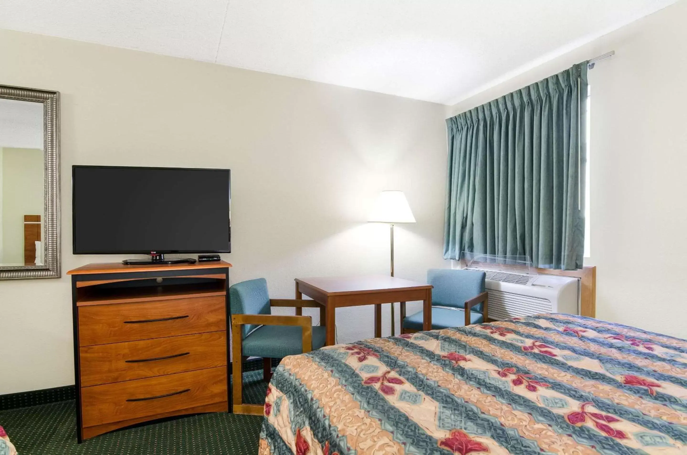 Photo of the whole room, Bed in Econo Lodge Emporia