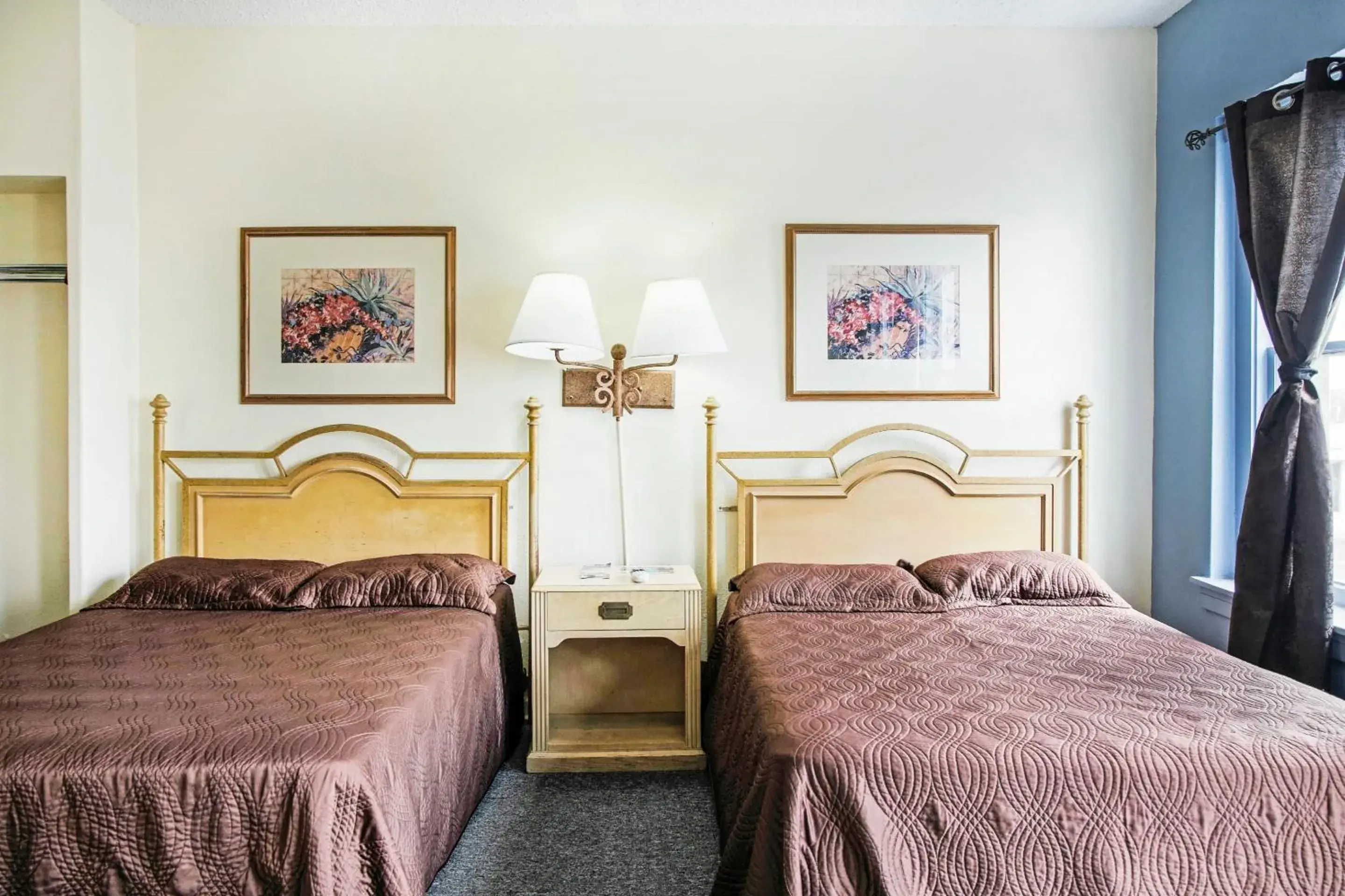 Bedroom, Bed in OYO Cameron Historic Hotel Brownsville I-69E