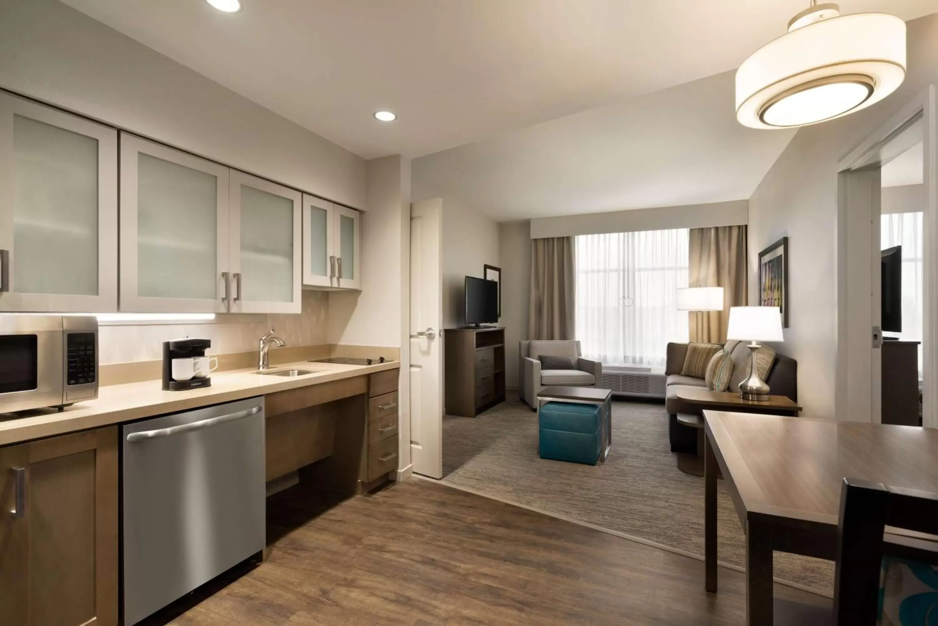 Living room, Kitchen/Kitchenette in Homewood Suites By Hilton Southaven