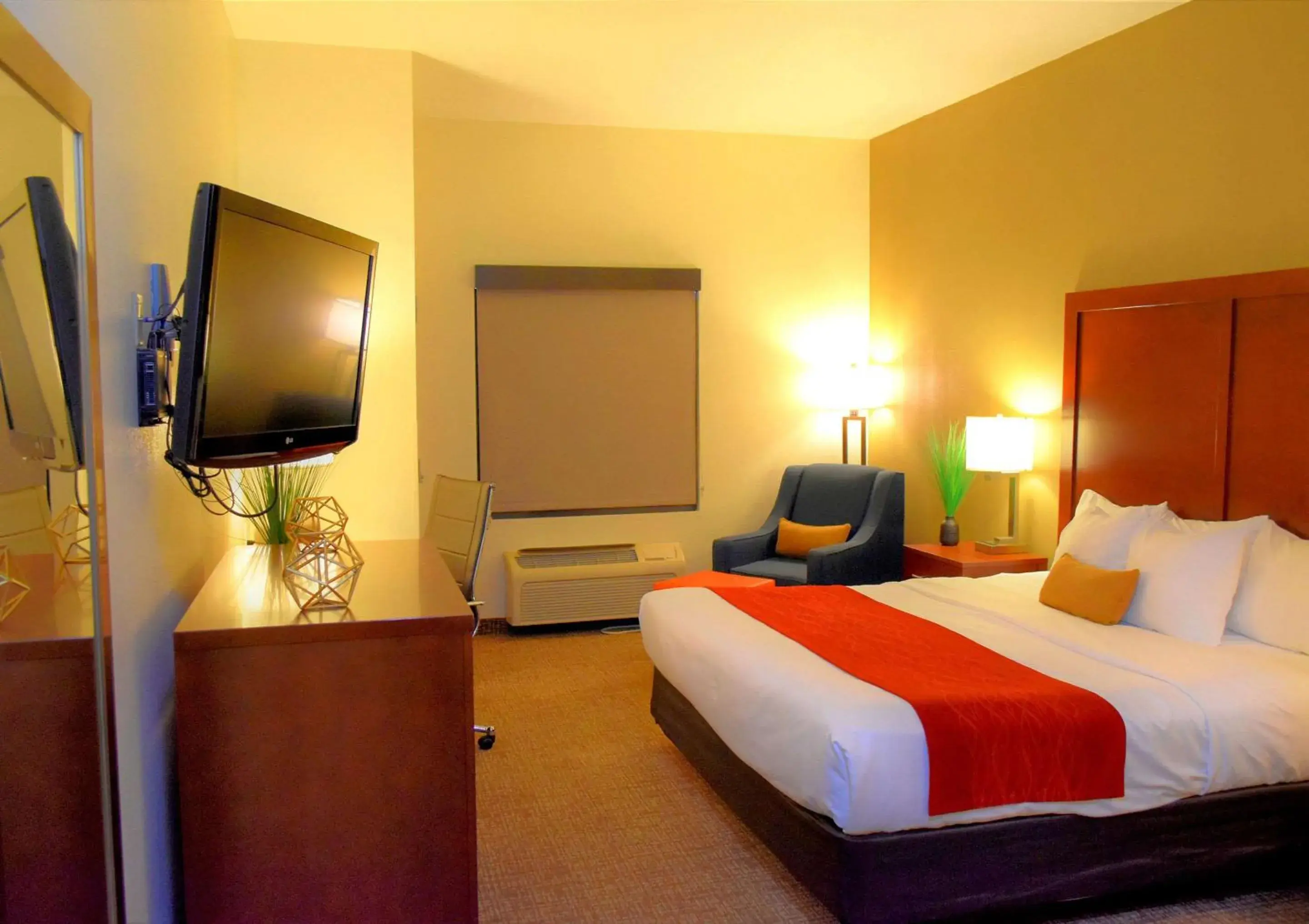 Bedroom, TV/Entertainment Center in Comfort Inn & Suites Greenville I-70