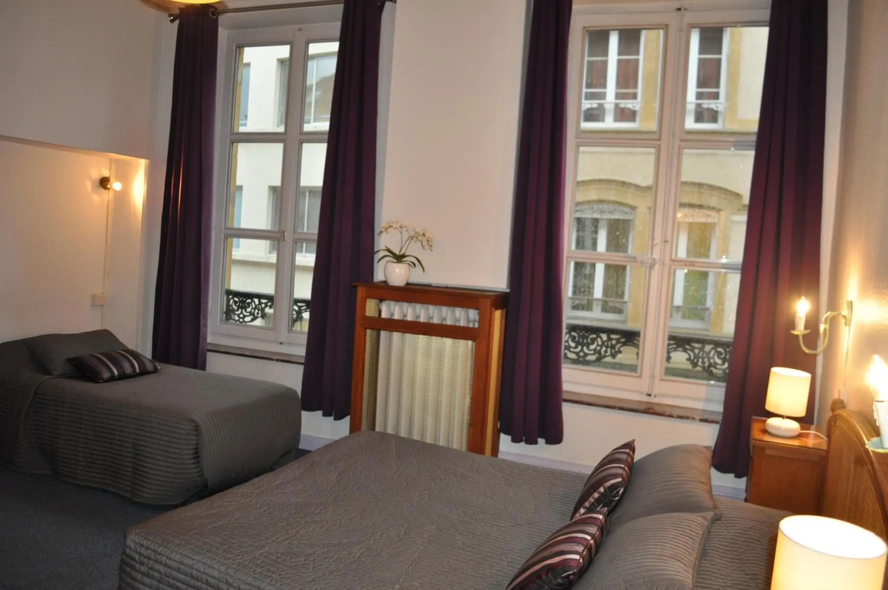 Photo of the whole room, Bed in Hôtel du Centre