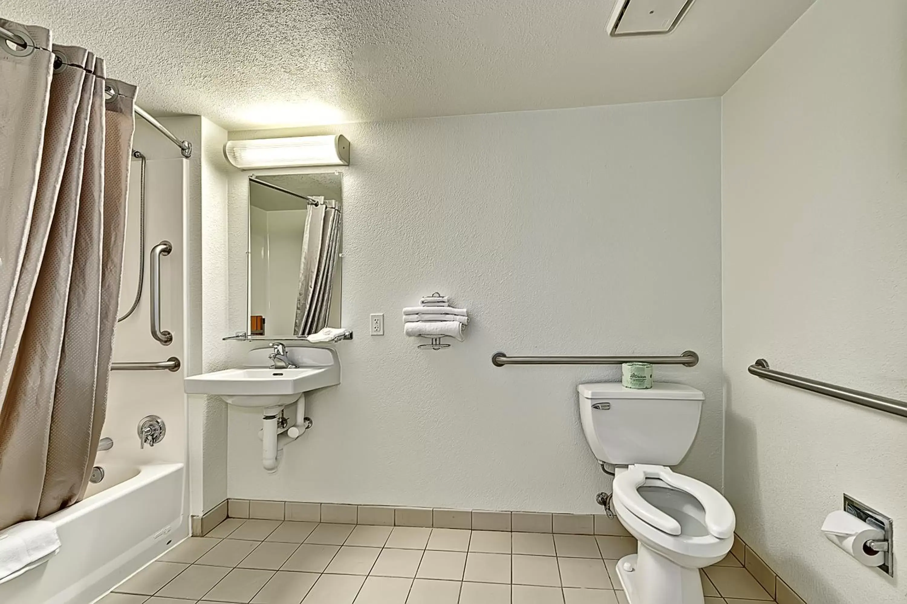Bathroom in Motel 6-Glenview, IL - Chicago North