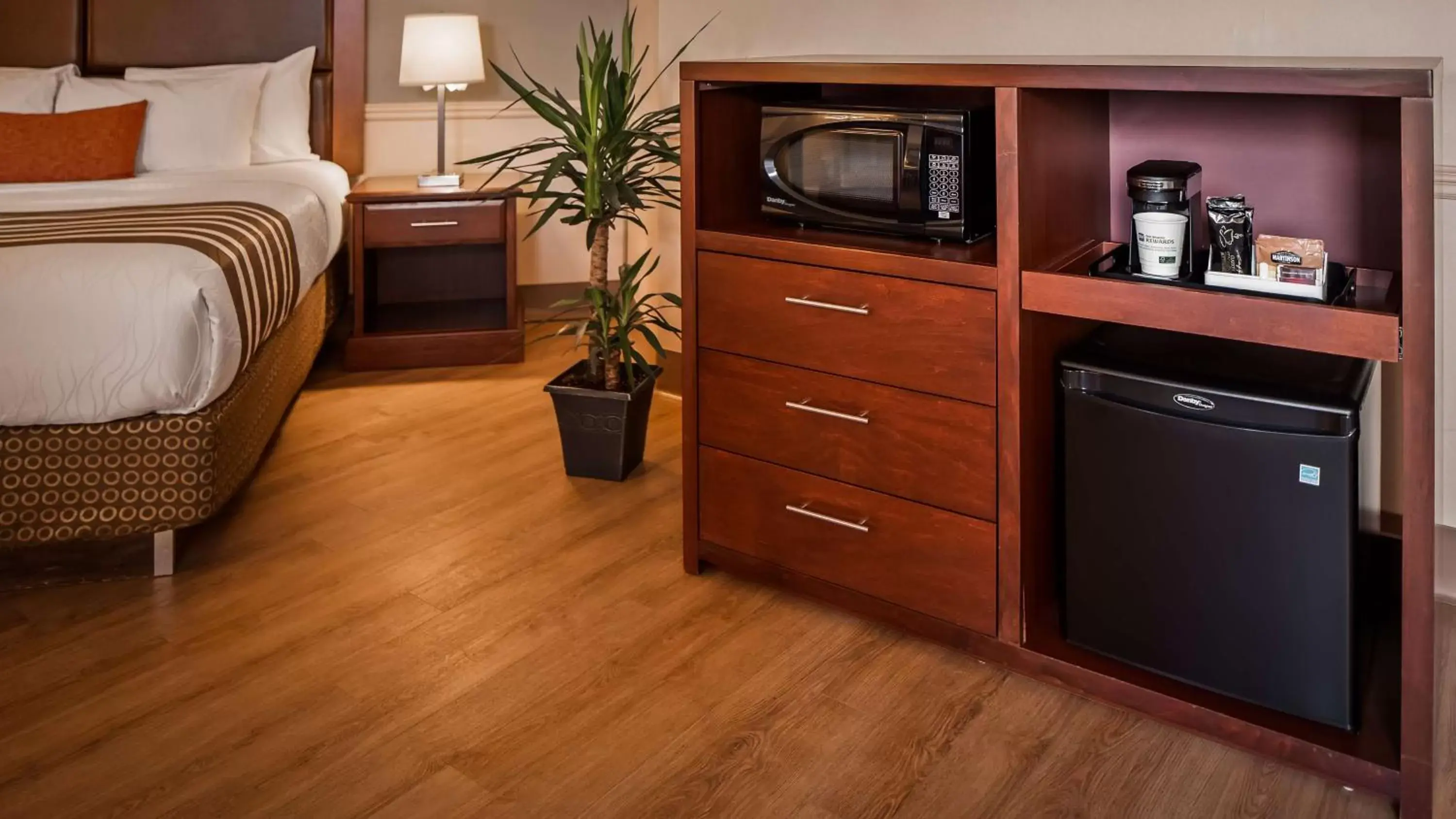 Photo of the whole room, TV/Entertainment Center in Best Western Plus Ottawa City Centre