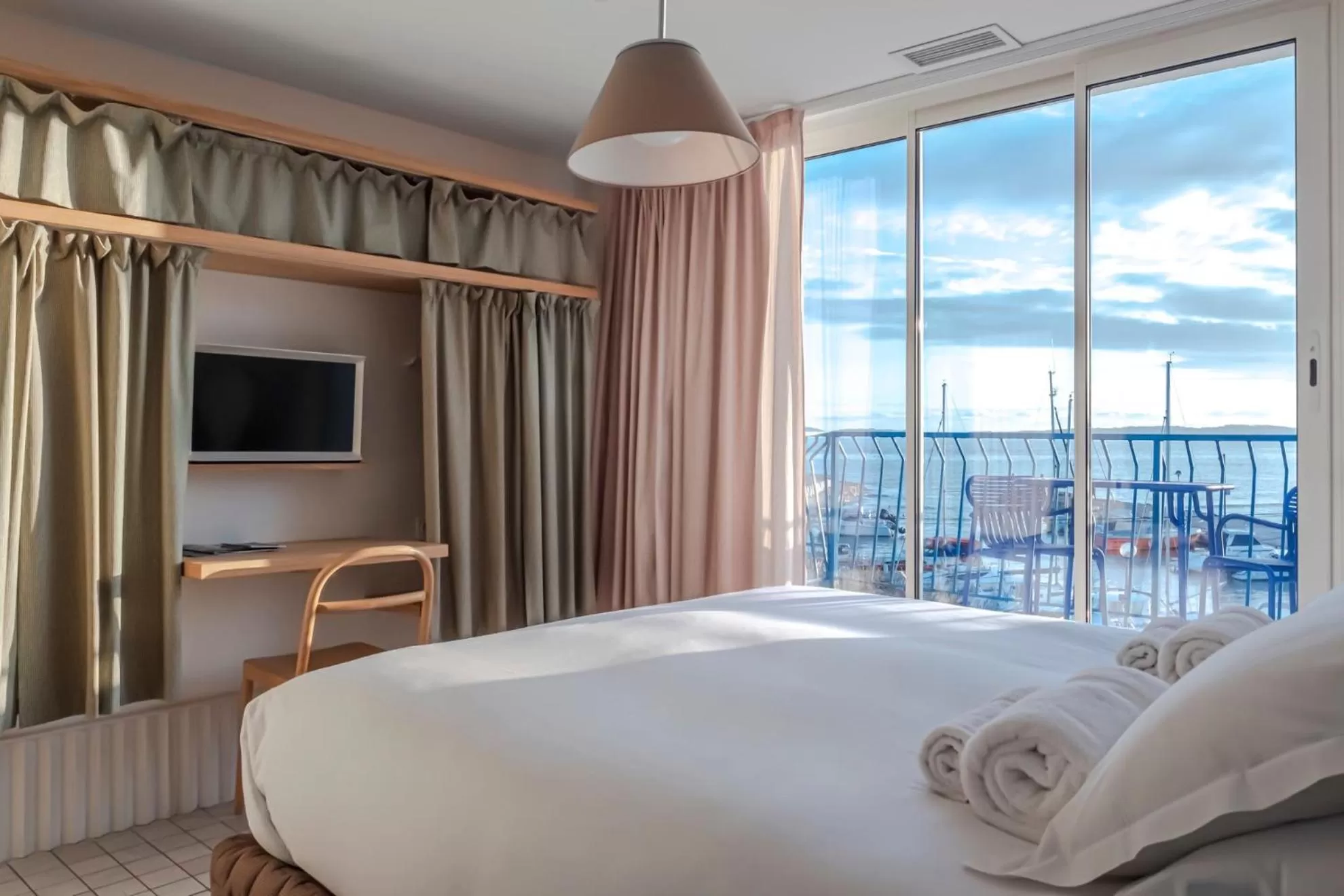 Photo of the whole room, Bed in Hôtel La Reine Jane