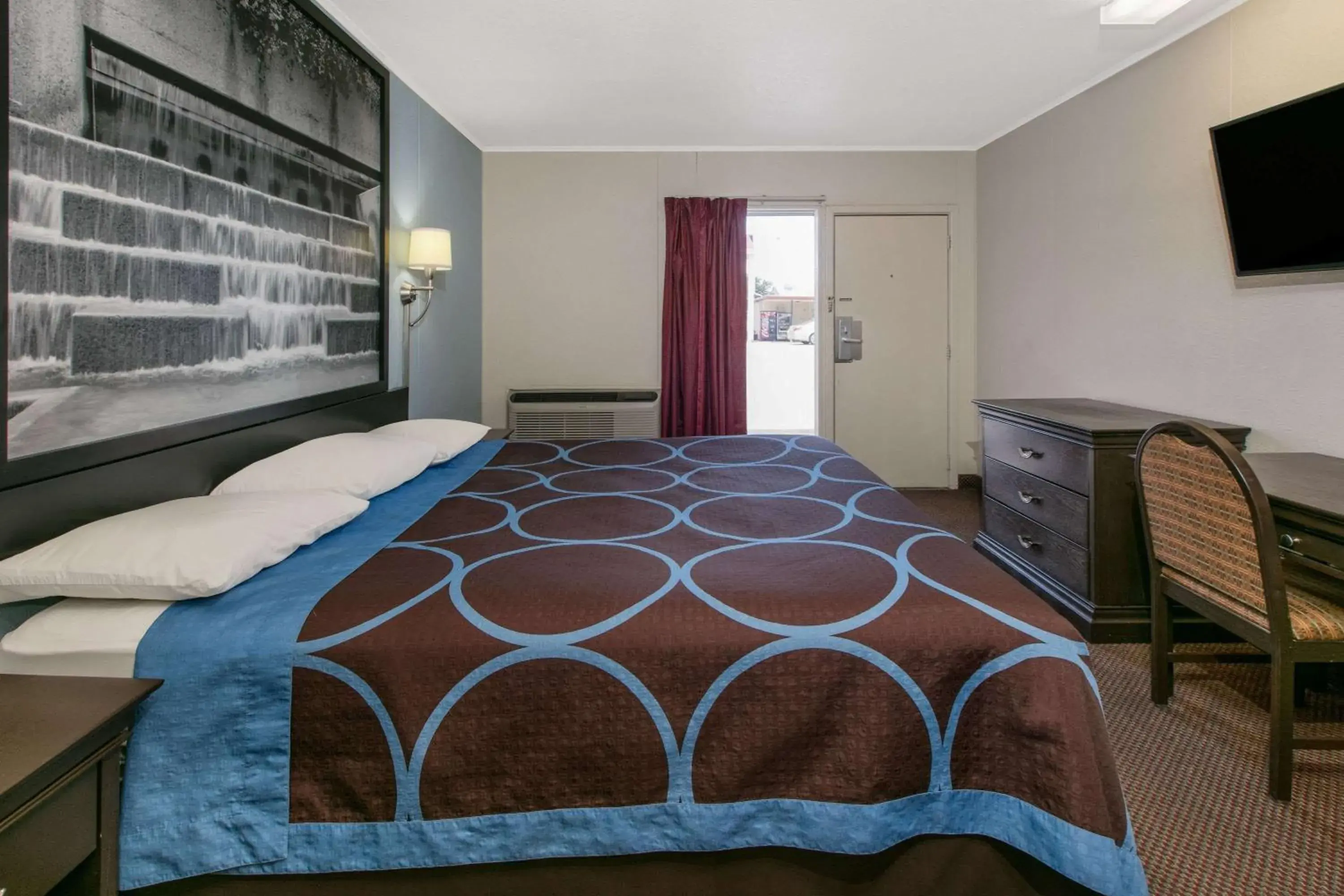 Photo of the whole room, Bed in Super 8 by Wyndham Lubbock Civic Center North