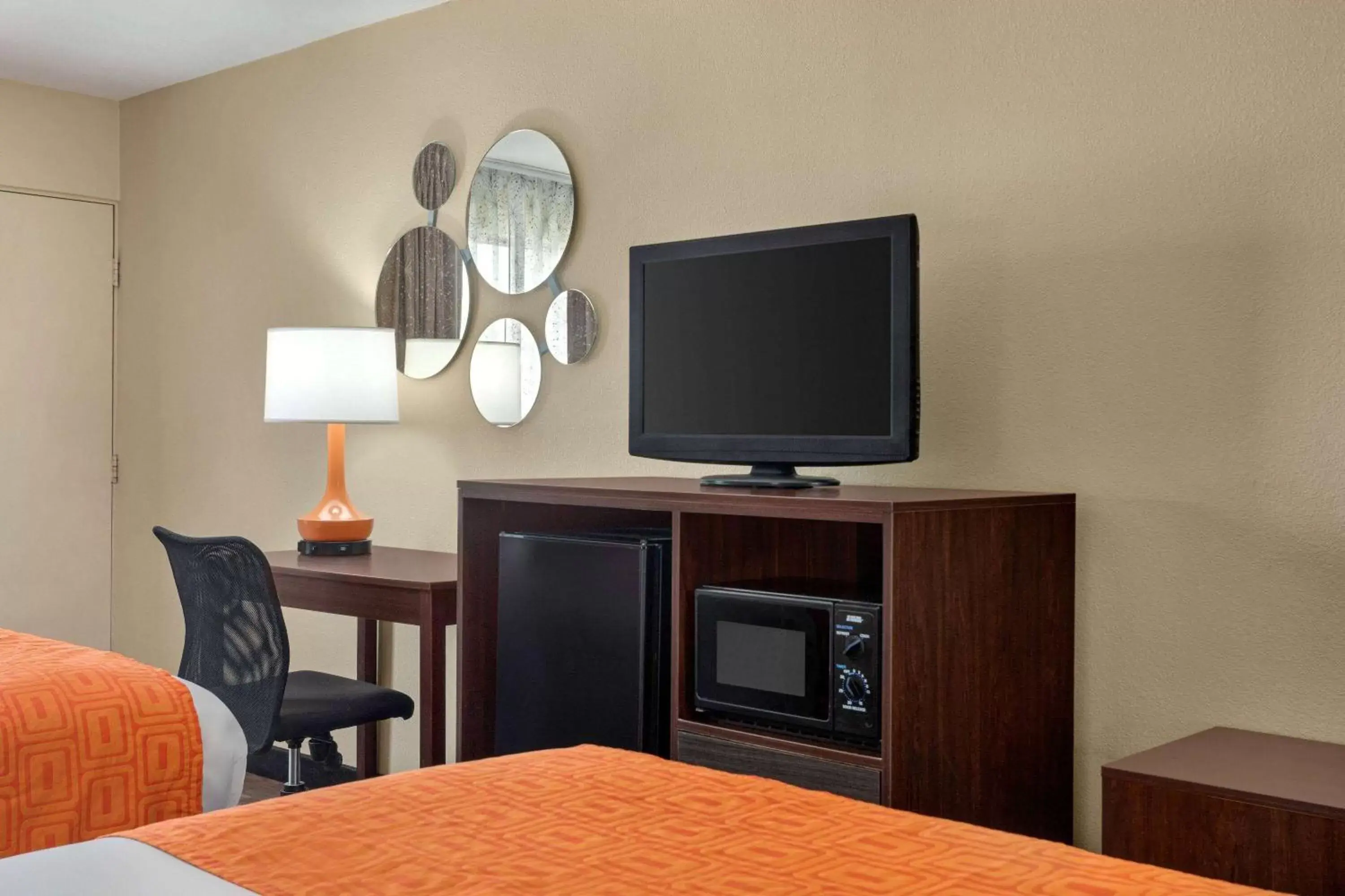 Photo of the whole room, TV/Entertainment Center in Howard Johnson by Wyndham Pigeon Forge