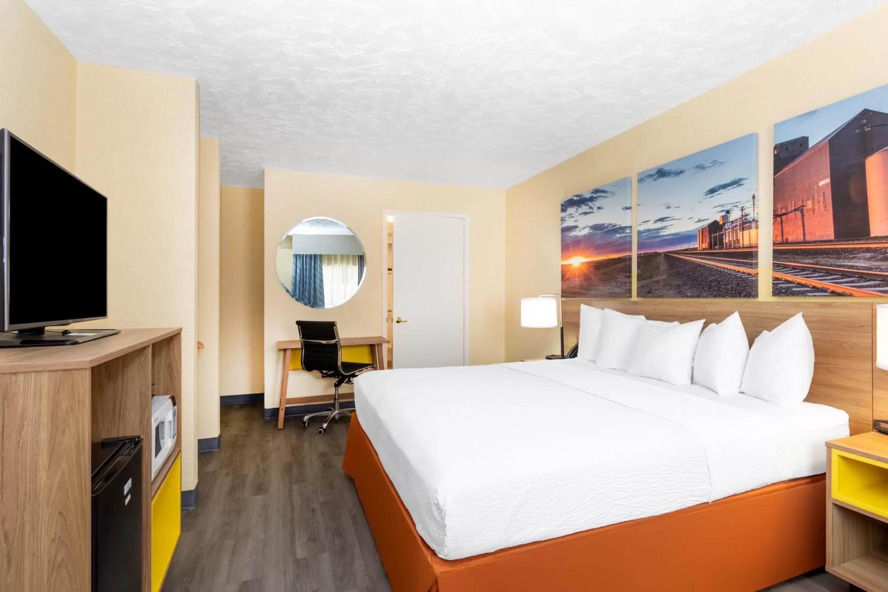 Bedroom in Days Inn & Suites by Wyndham Clovis