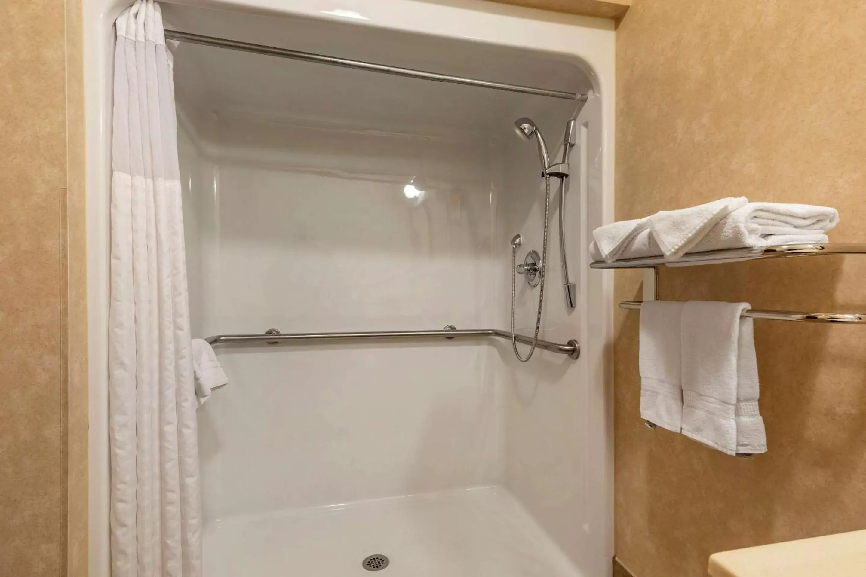 Bathroom in Comfort Inn & Suites Russellville I-40
