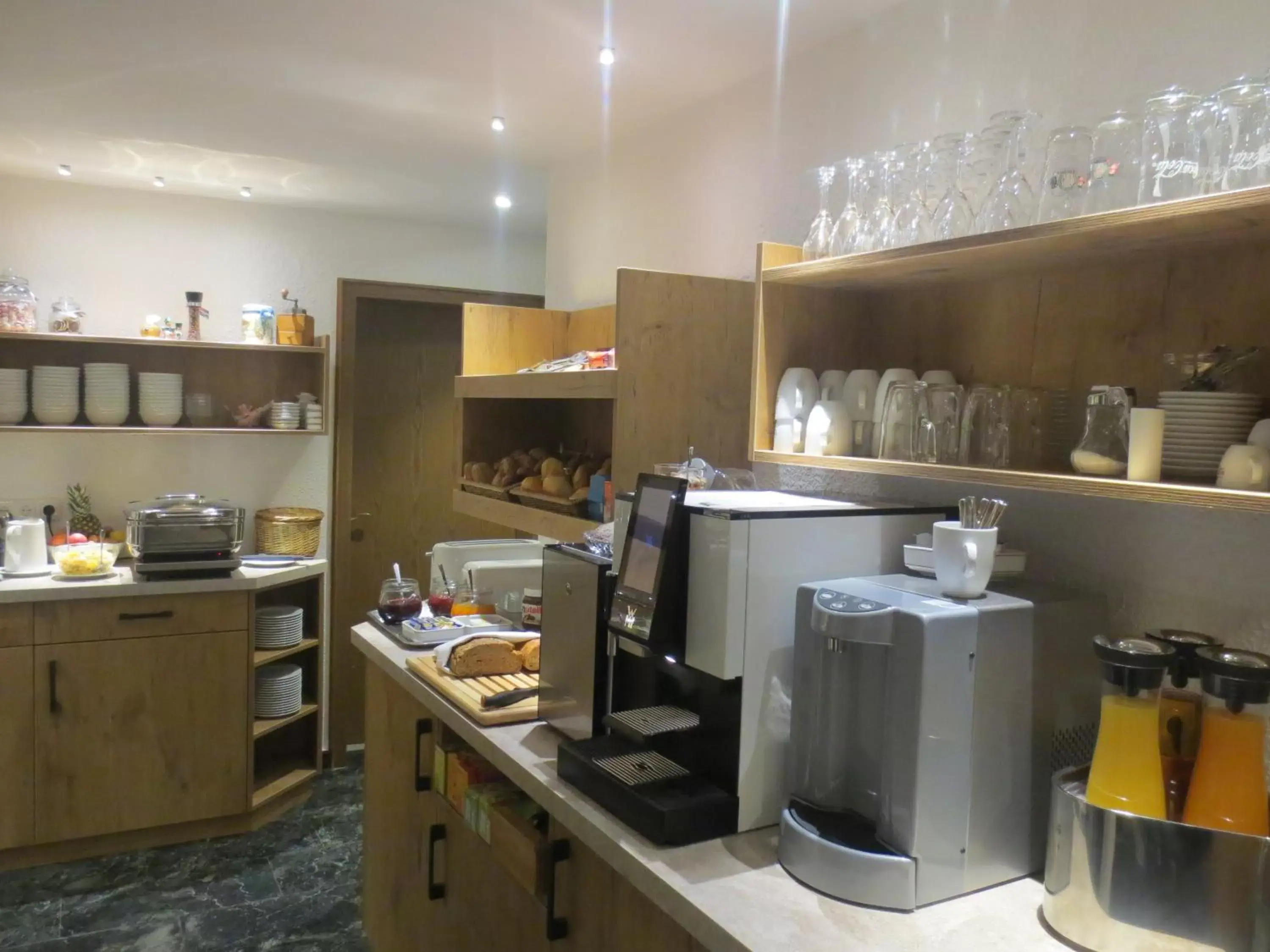 Buffet breakfast, Kitchen/Kitchenette in Hotel Alp Inn