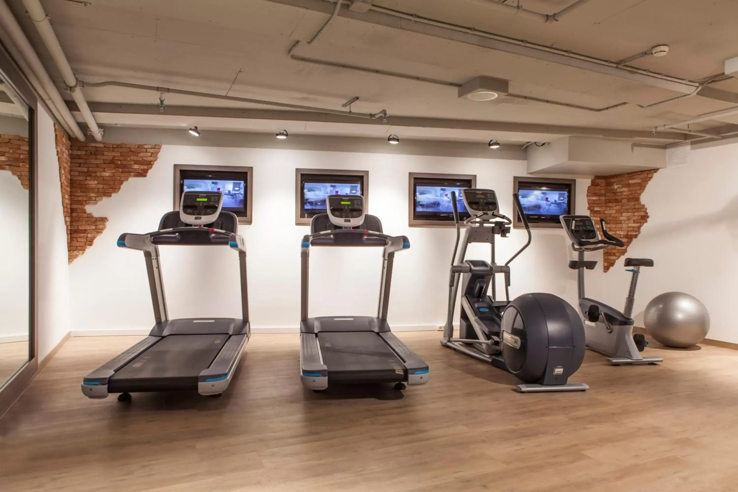 Fitness centre/facilities in Radisson Blu Hotel, Amsterdam City Center