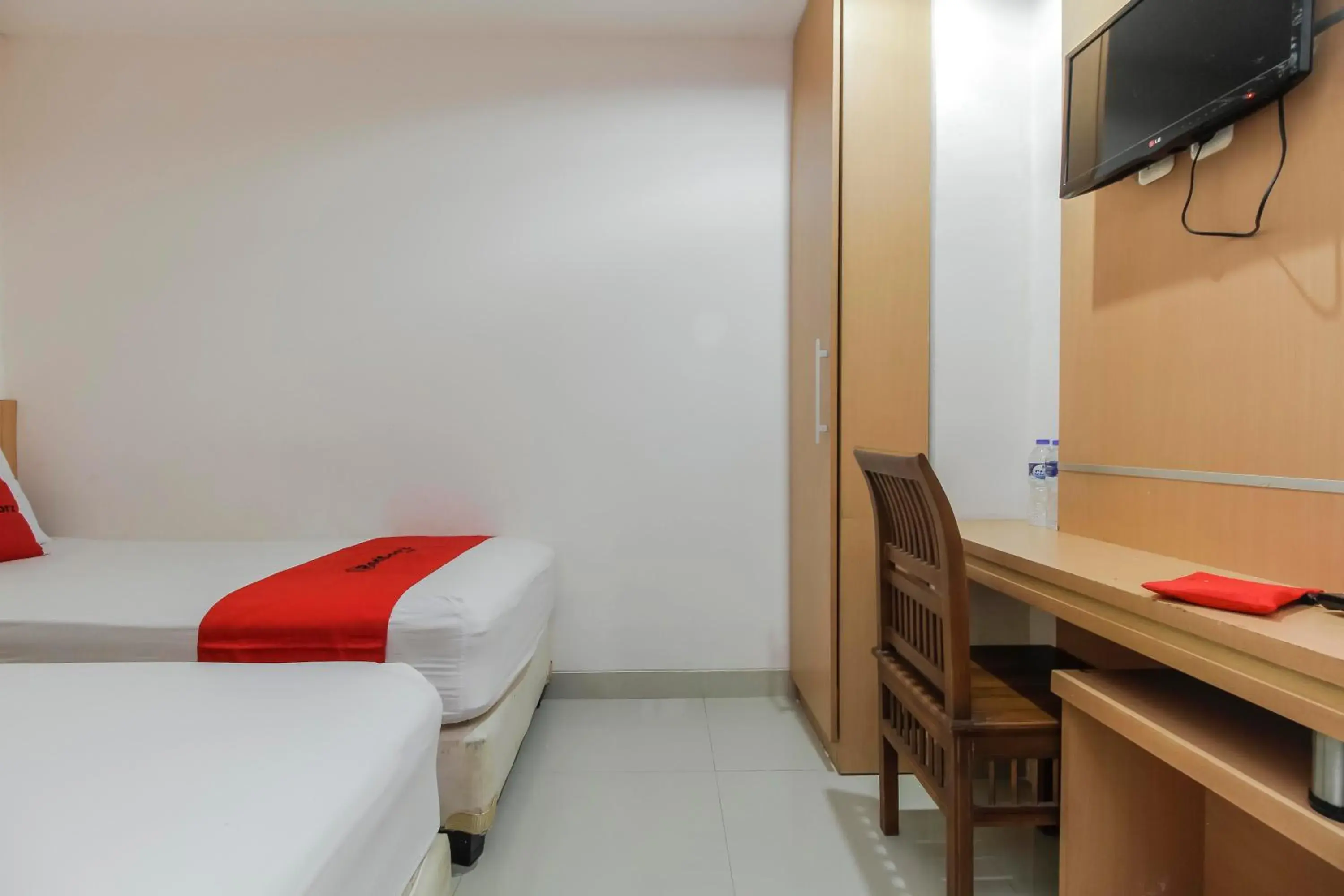 Bedroom, TV/Entertainment Center in RedDoorz Plus near Galaxy Bekasi